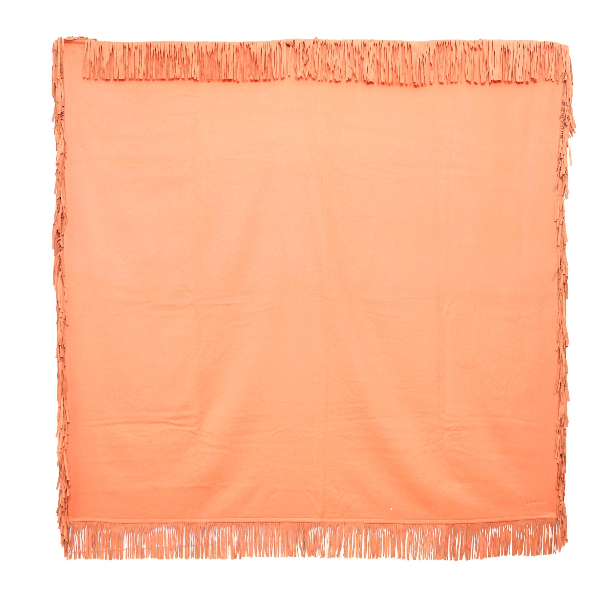 Châle ou jeté Christian Dior composé d'un très grand carré de cachemire abricot entouré d'une frange de daim coordonné. Largeur (sans les franges) 150 cm x longueur (dem) 150 cm, franges 11,5 cm. Le châle semble neuf, la couleur est superbe et les