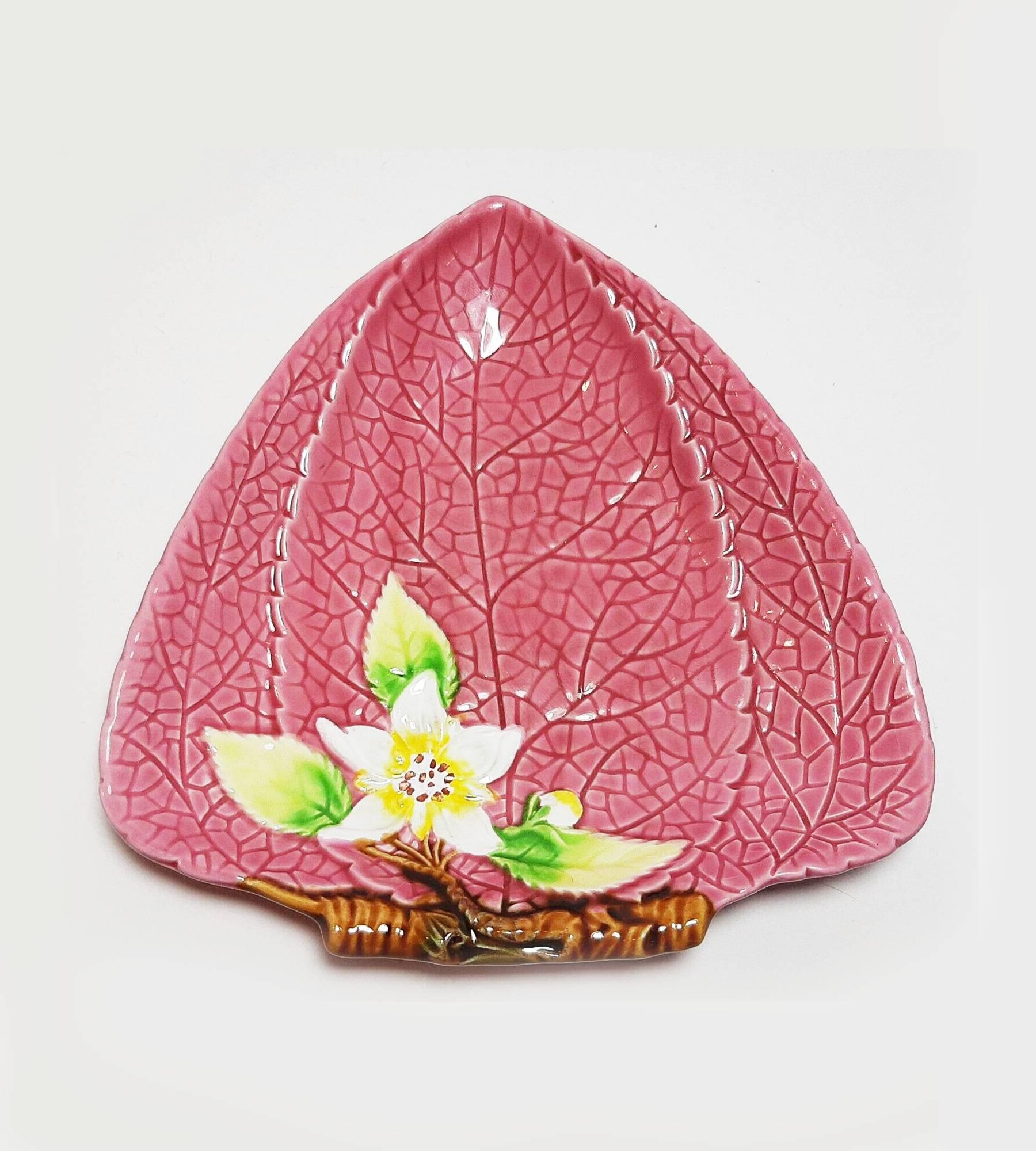 Christian Dior Ceramic Decorative Bow, pink leaves and flowers  This elegant piece stands out with its timeless glazing, making it a perfect statement piece for any room.

Condition: 1980s, vintage, very good 

Dimensions: 17x17cm / 6.6x6.6in 