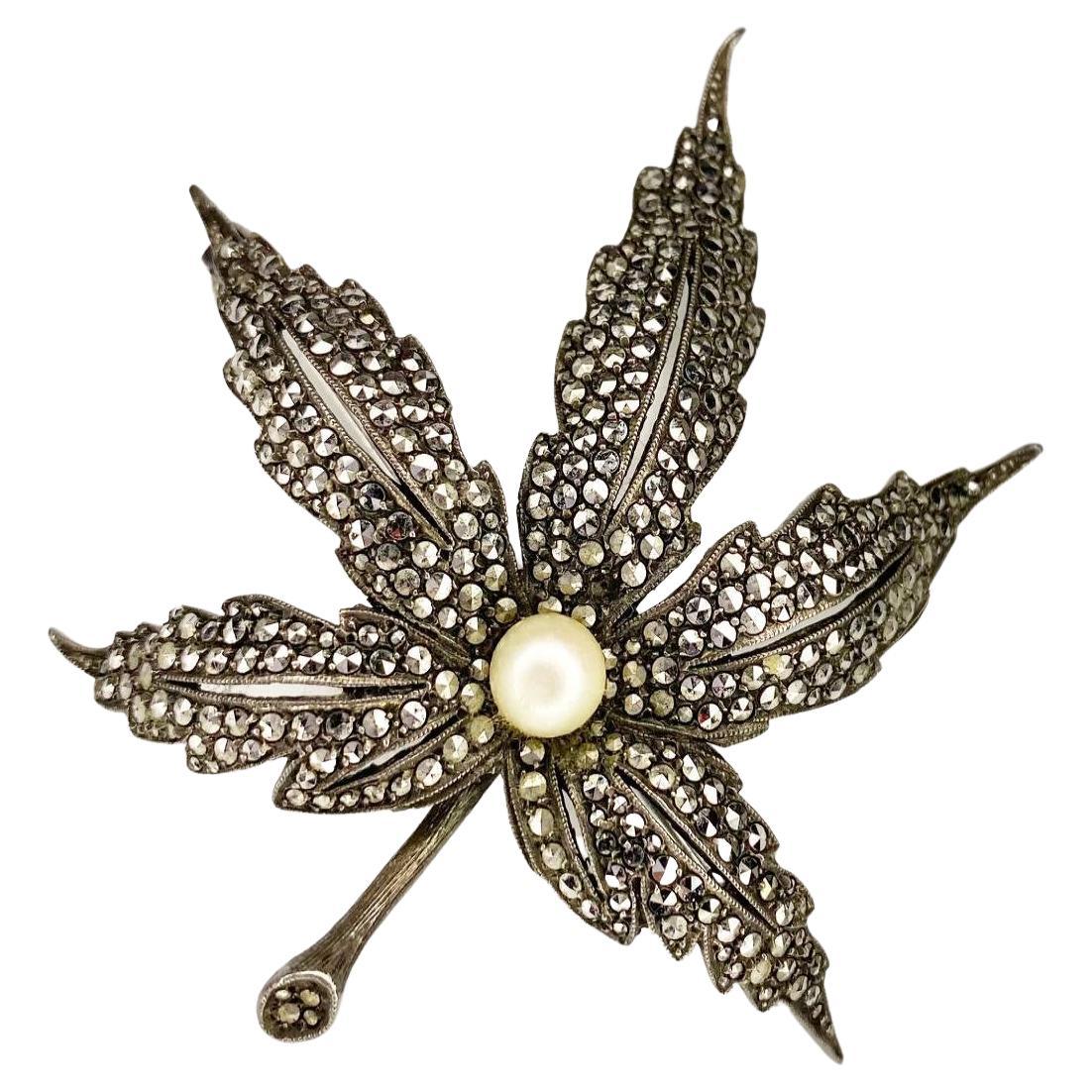 1980er Christian Dior Blattbrosche mit Kristallen und Perlen im Angebot