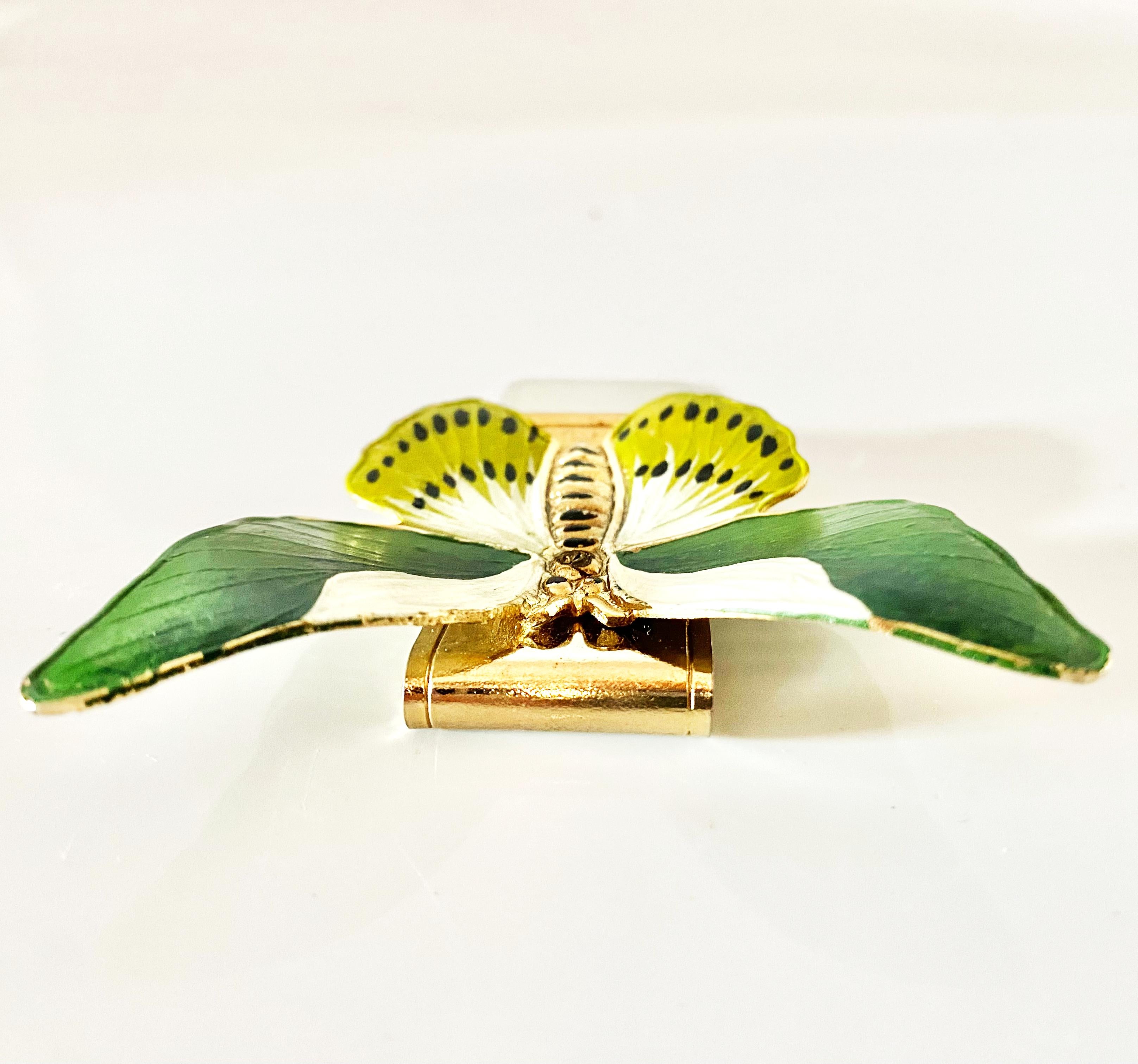 1980s  Christian Dior emaillierte Schmetterlingspapier-Clip-Brosche im Zustand „Gut“ im Angebot in London, GB