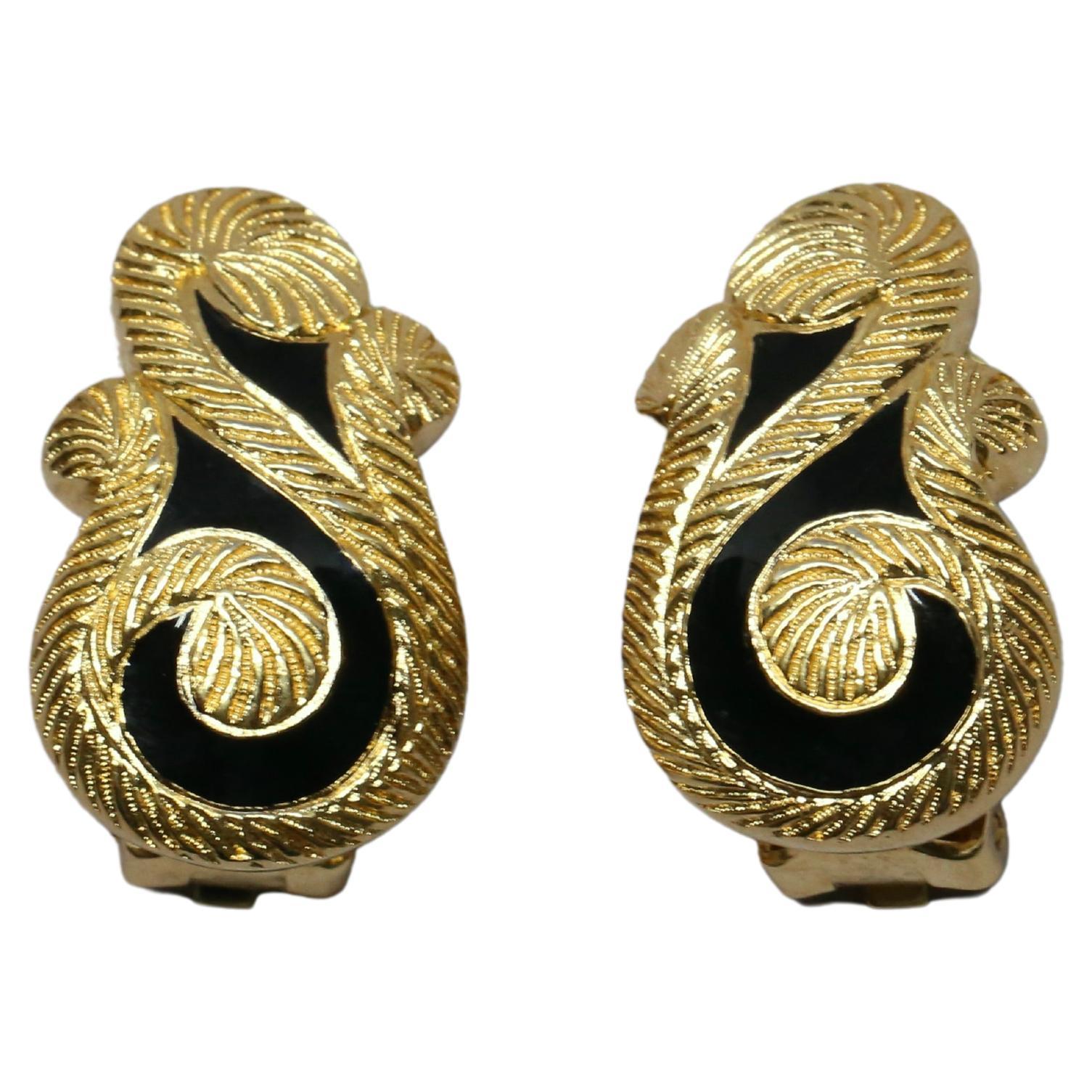 Vergoldetes Metall und schwarz emaillierte Ohrringe von Christian Dior aus den 1980er Jahren. Clip-Rückseiten. Ungefähre Maße: etwas über 1,33