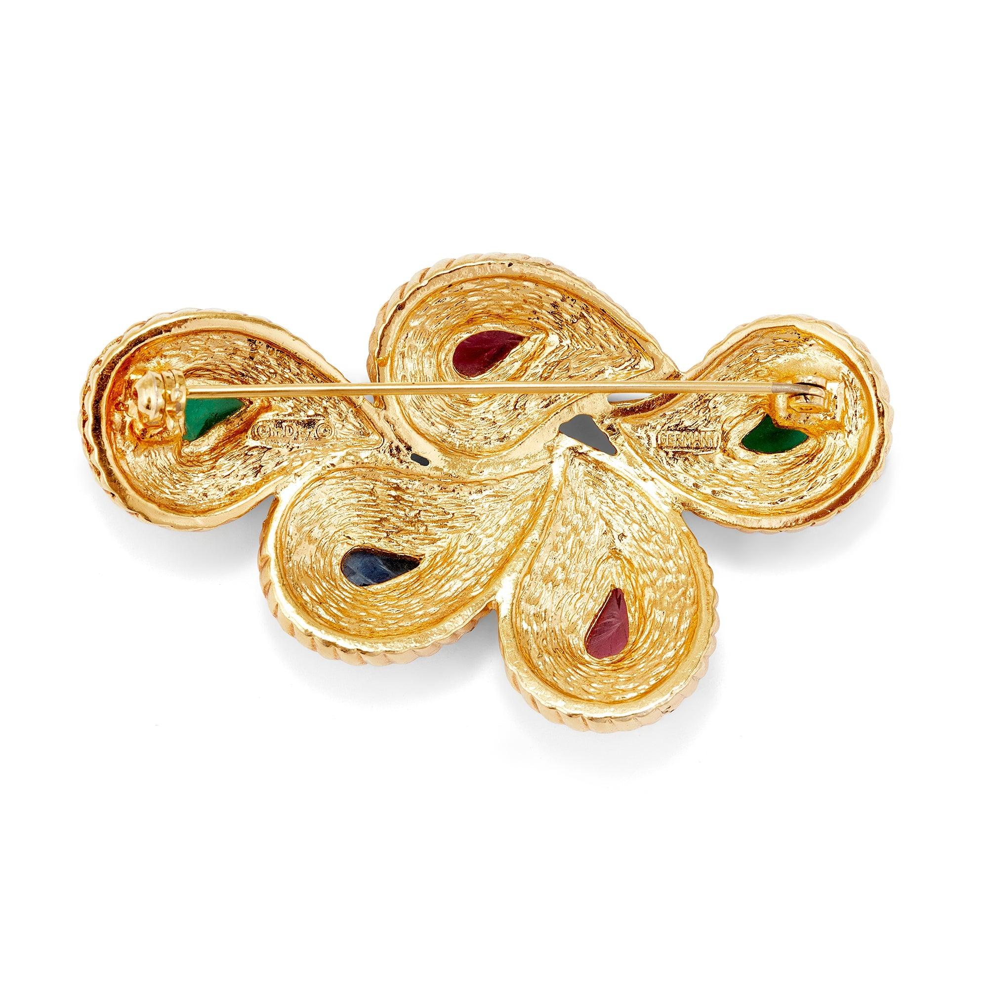 Diese auffällige Brosche von Christian Dior wurde von dem weltberühmten Modehaus etwa Ende der 1970er bis Anfang der 1980er Jahre entworfen. Wir haben eine redaktionelle Kampagne mit ähnlichen Designs aus der Kollektion von 1982 gefunden, die mit