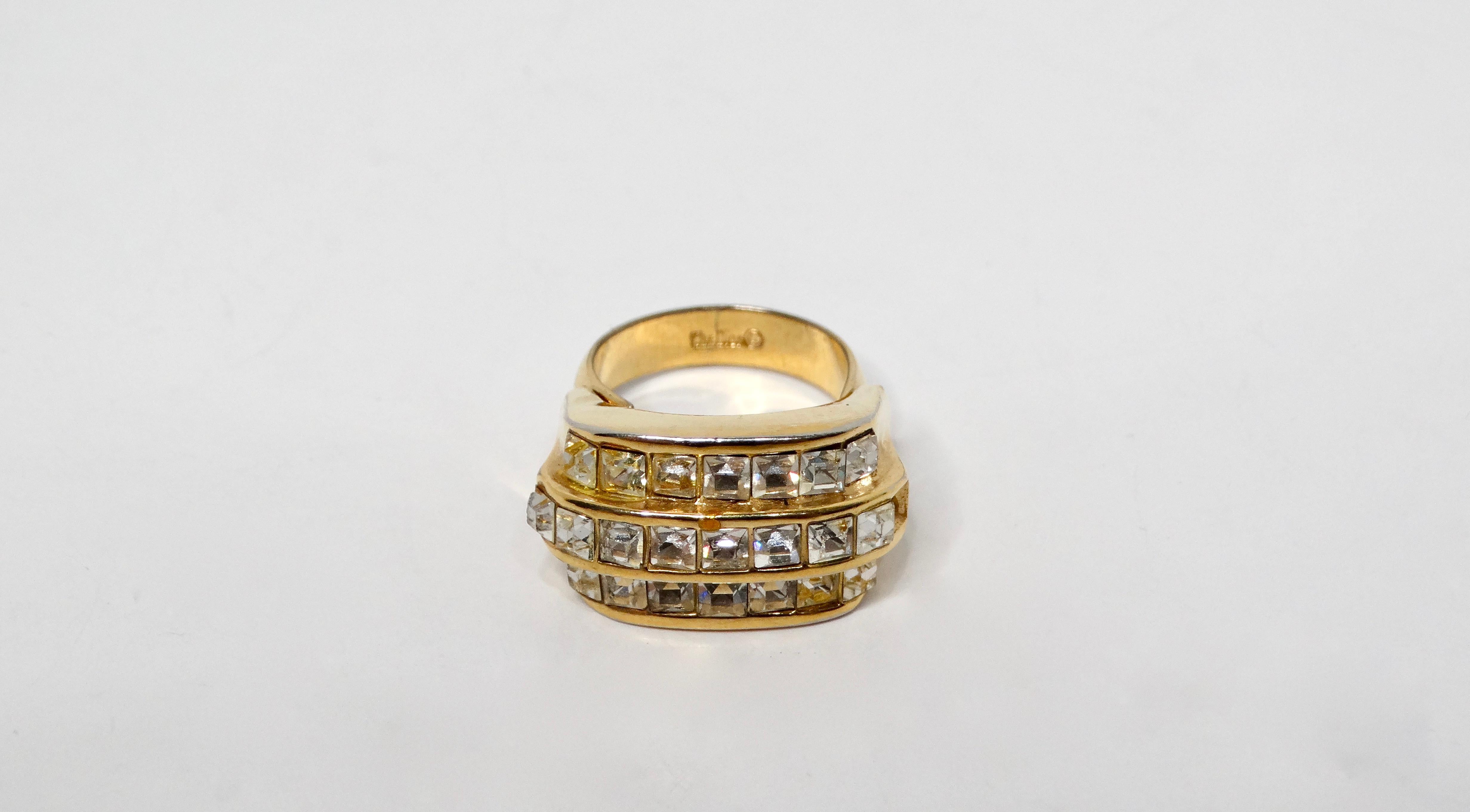 L'anello da cocktail a 3 file placcato oro di Christian Dior è un pezzo straordinario che emana eleganza e raffinatezza. Realizzato con un'attenzione meticolosa ai dettagli, questo anello presenta una silhouette squadrata impreziosita da