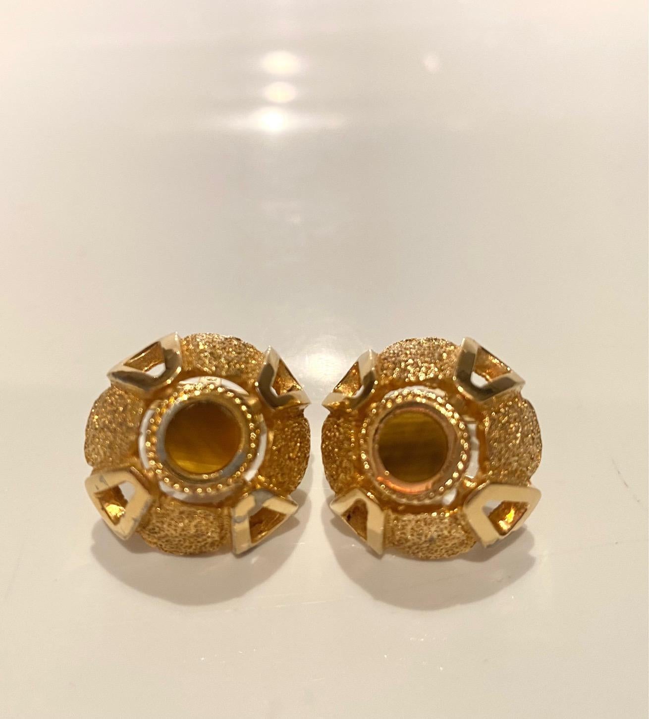 Beautiful 1980s Christian Dior gold plated Tiger's Eye stone cufflinks, flower shaped, Dior signed, the set comes with a tie chained pin that can be also worn as a brooch

Measurements: 2.5cm / 0.98in 

Condition: 1980s, like new, comes with