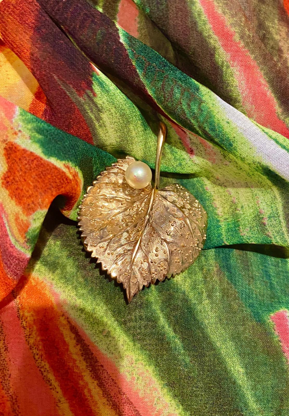 Christian Dior Gold Tone Leaf Shaped Brooch, very detailed design, faux pearl on top side, Dior signed 

Condition: 1980s, excellent 
Dimensions: 4.5cm / 1.7in