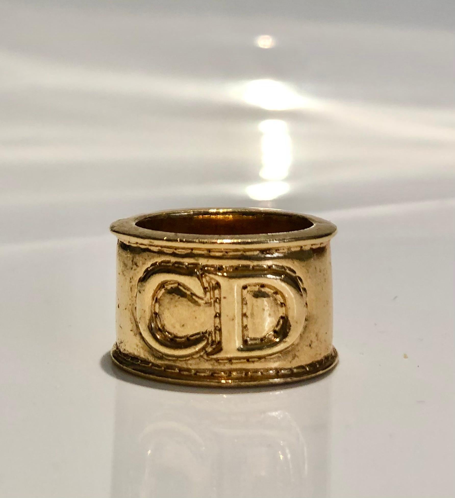 Christian Dior Gold Tone Metal Scarf Ring, CD front logo engraved logo in the inside 

Condition: 1980s vintage piece, very good state 
Dimensions: 3x3.5cm