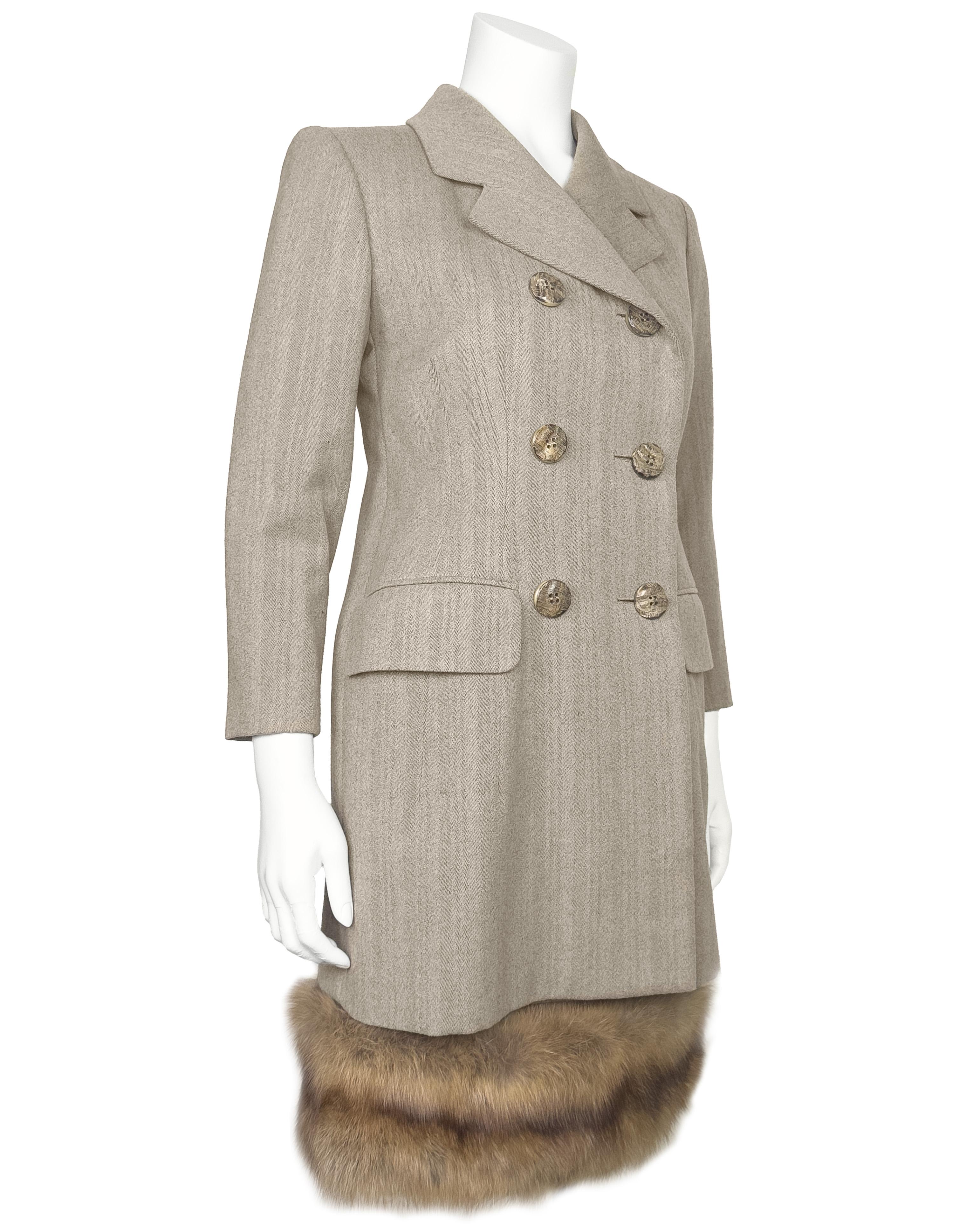 Traje de alta costura Christian Dior de los años 80 con falda de tweed en espiga de lana marrón con ribetes. Diseñado durante el mandato de Gianfranco Ferre, este elegante traje que realza el cuerpo presenta una chaqueta 3/4 de doble botonadura que