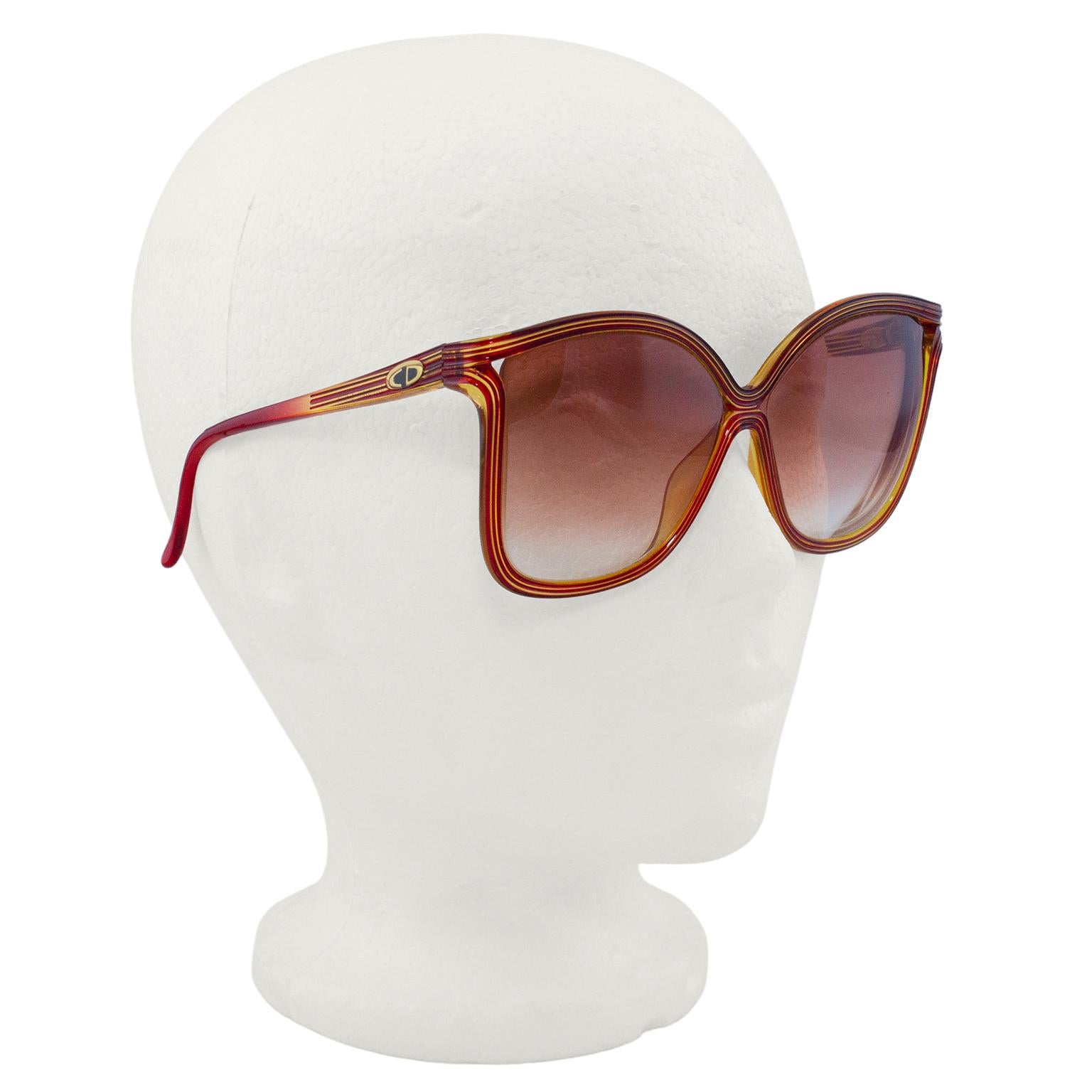 Grandi e favolosi occhiali da sole Christian Dior degli anni '80. Montatura in metallo e smalto ombré rosso e oro con lenti sfumate rosso pallido. Logo CD in oro e nero sulla tempia. Eccellenti condizioni vintage. Venduto senza scatola originale.