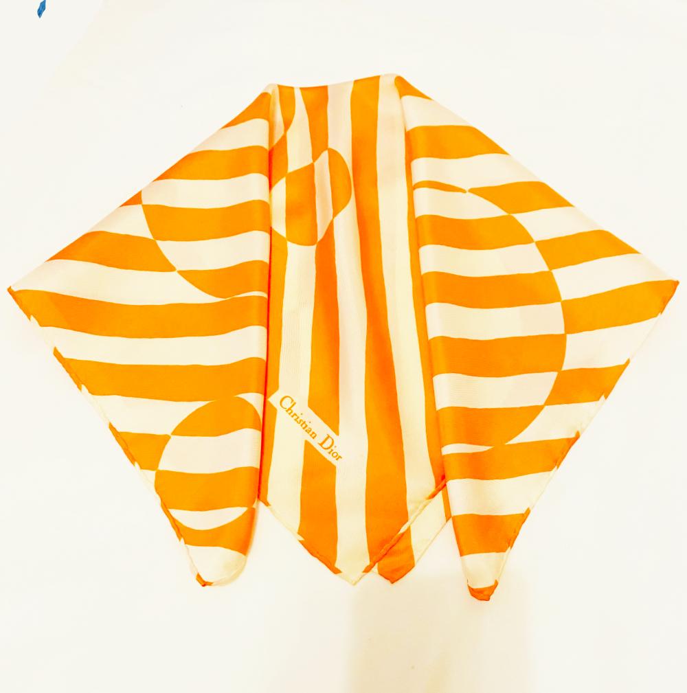 Christian Dior Vintage Pañuelo cuadrado pequeño de seda, llamativo pañuelo cuadrado a rayas naranjas y blancas 100% seda de Christian Dior

Tamaño: 50 x 50 cm
Detalles del estado: Vintage, años 80, muy bueno, ligero desgaste, imágenes fieles al