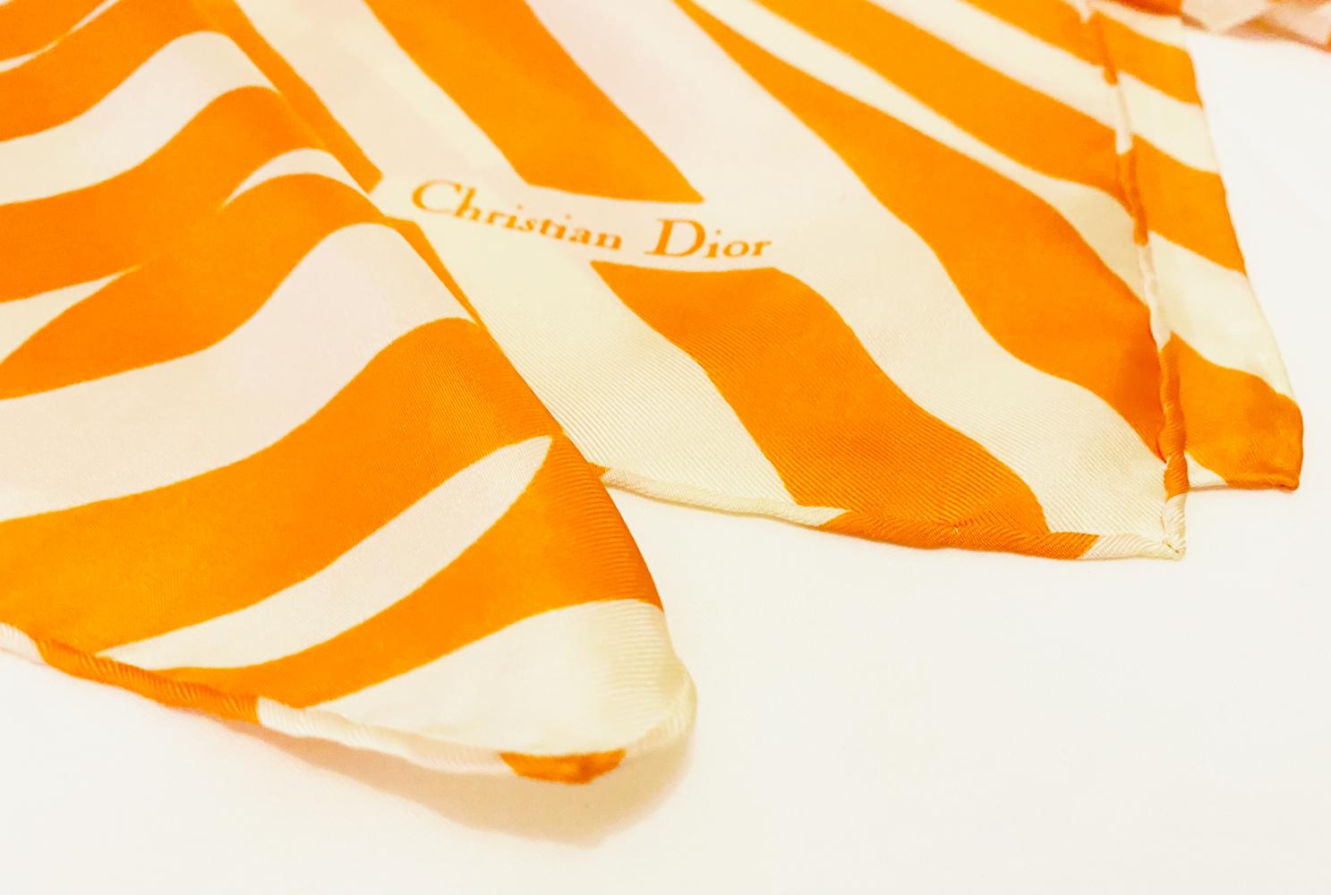 Pañuelo de seda con estampado abstracto geométrico de rayas naranjas y blancas de Christian Dior de los años 80 Naranja en venta