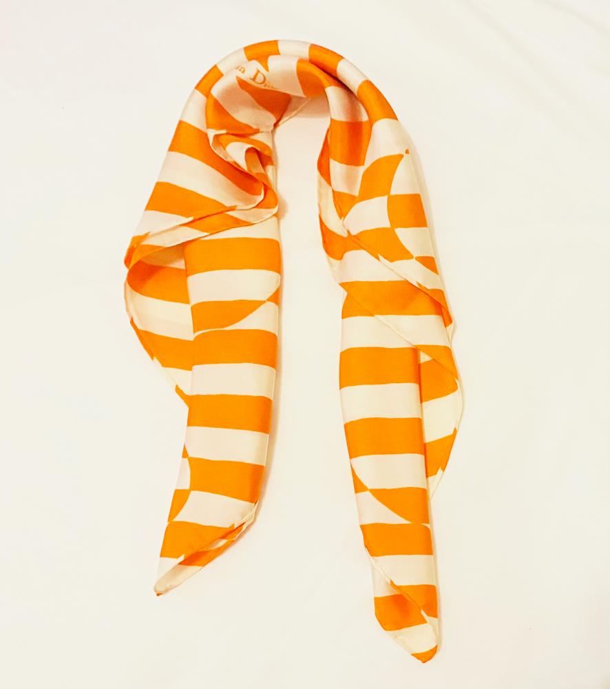 Pañuelo de seda con estampado abstracto geométrico de rayas naranjas y blancas de Christian Dior de los años 80 en Bueno estado para la venta en London, GB