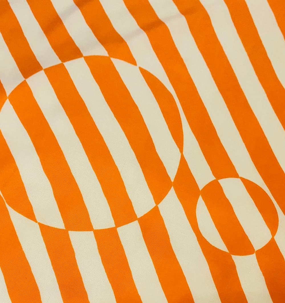 Pañuelo de seda con estampado abstracto geométrico de rayas naranjas y blancas de Christian Dior de los años 80 en venta 1