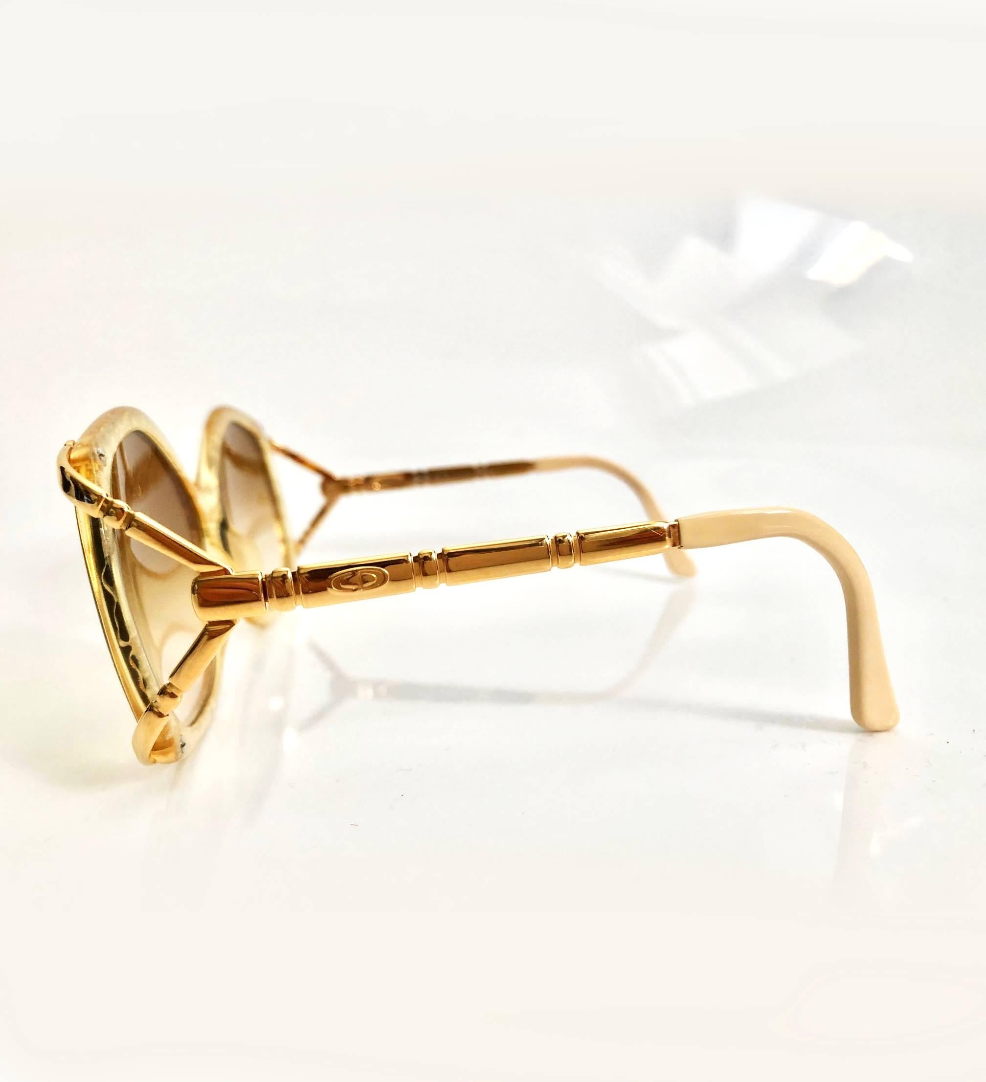 KOSTENLOSE LIEFERUNG in Großbritannien und der ganzen Welt 

Seltene Christian Dior Sonnenbrille in Übergröße, durchsichtiger Rahmen in massivem Gold mit goldenen Verzierungen,  braune Verlaufsgläser, Hergestellt in Frankreich, Modellnummer: