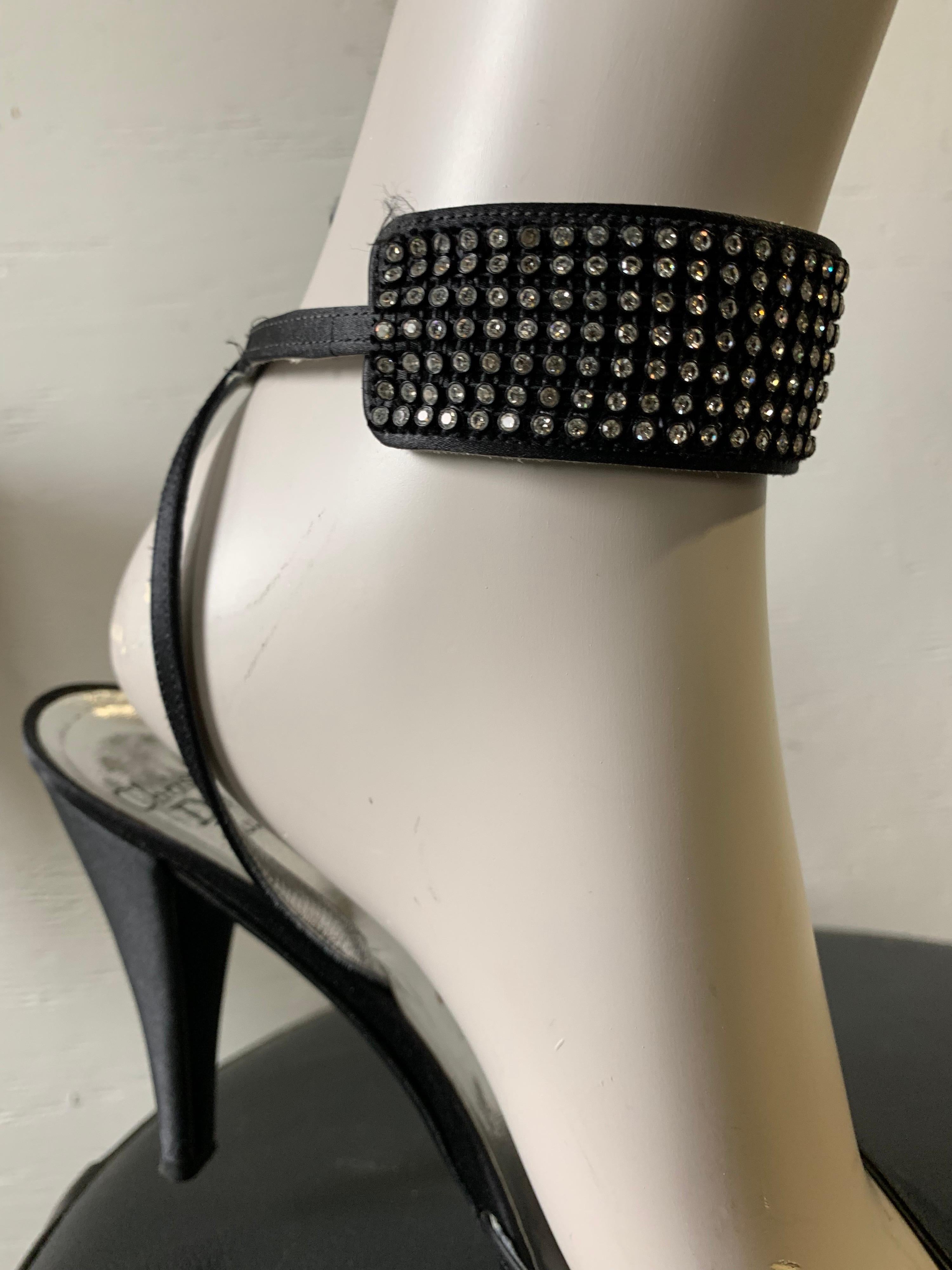 1980er Christian Dior Peau De Soie Pumps mit Knöchelriemen und offenem Zehenbereich und Strassbesatz mit Strassbesatz im Angebot 1
