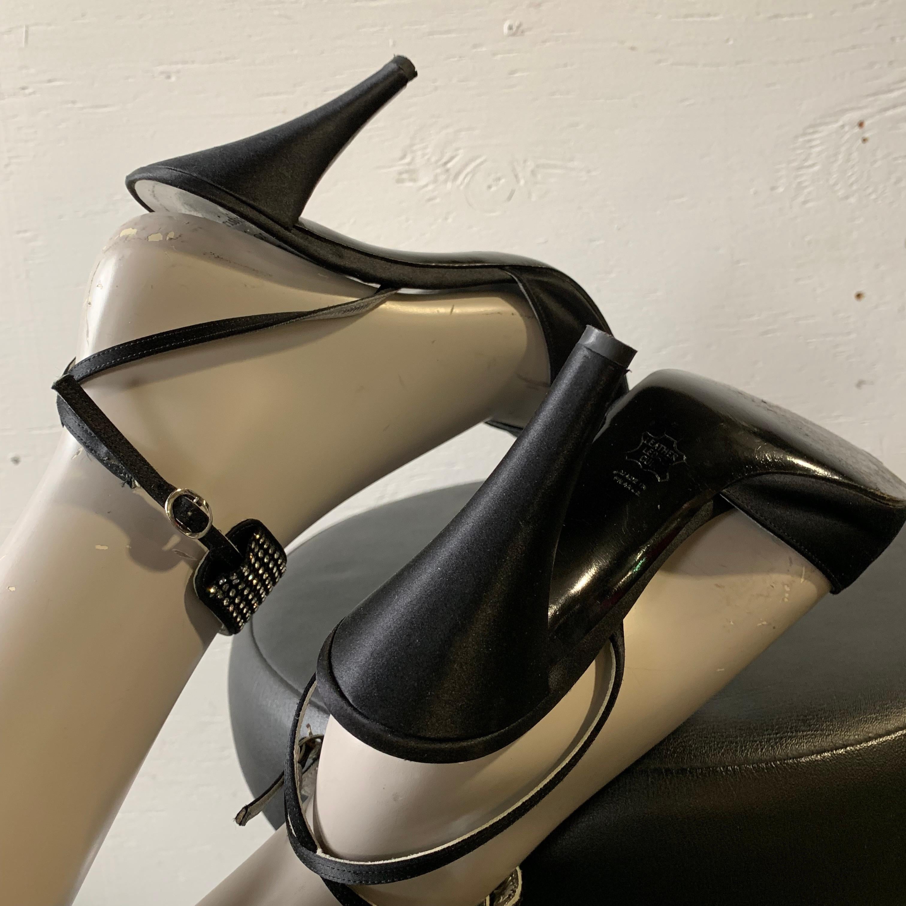 1980er Christian Dior Peau De Soie Pumps mit Knöchelriemen und offenem Zehenbereich und Strassbesatz mit Strassbesatz im Angebot 4