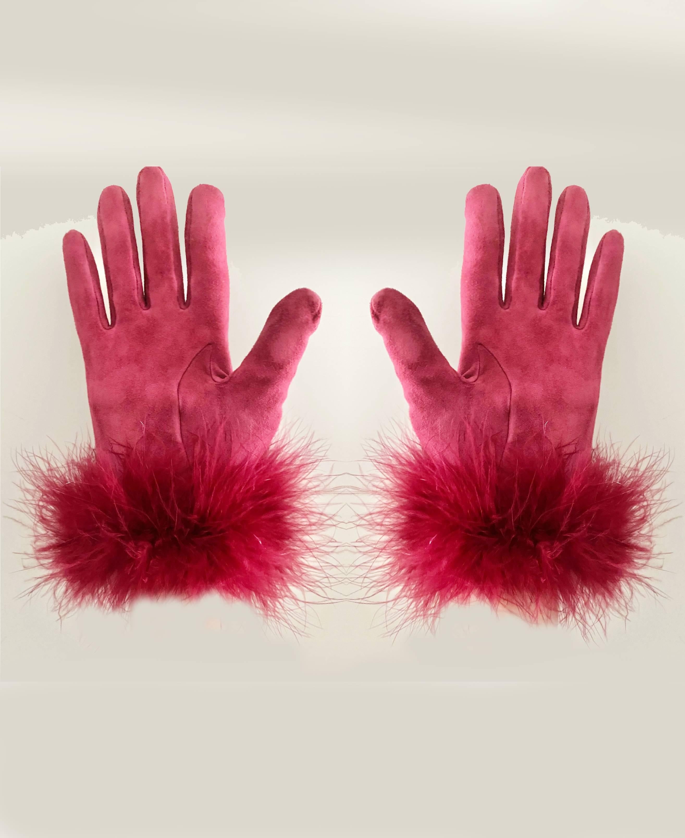 Christian Dior strawberry red suede gloves with feathered fringes, fabric lining , wrist length, light weighted 

Size:  S    
Condition: 1980s / very good vintage 