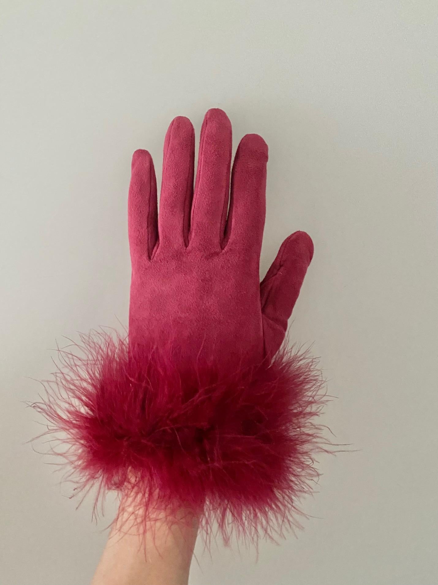 1980er Christian Dior Erdbeerrote Wildlederhandschuhe mit gefiederten Fransen (Rot) im Angebot