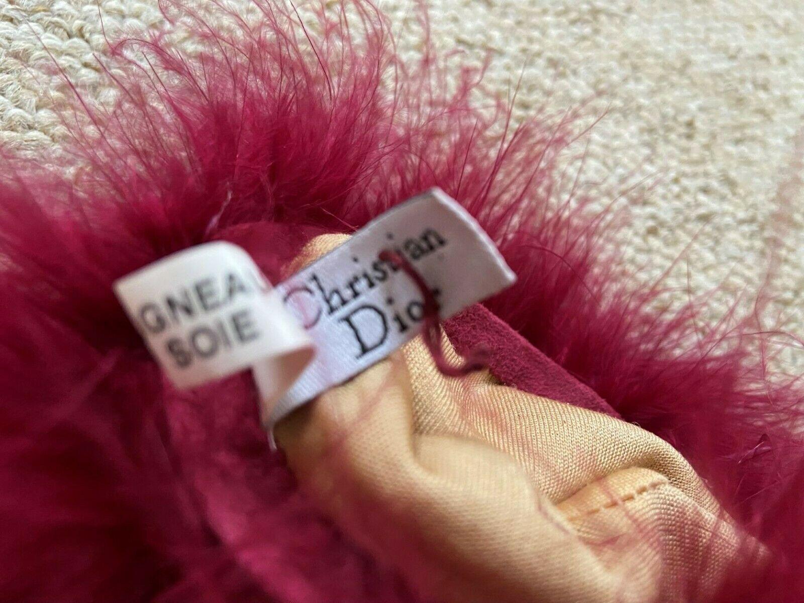 1980er Christian Dior Erdbeerrote Wildlederhandschuhe mit gefiederten Fransen im Zustand „Gut“ im Angebot in London, GB