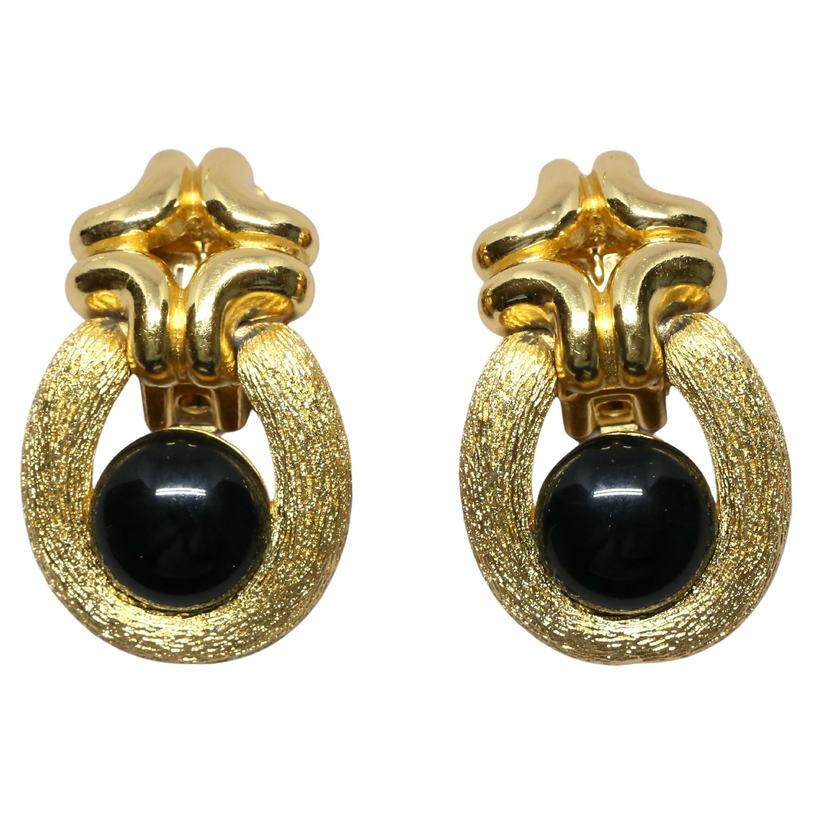 Boucles d'oreilles en métal doré texturé avec cabochons noirs de jais de Christian Dior datant des années 1980. Dos à pince. Mesures approximatives : un peu moins de 1,75