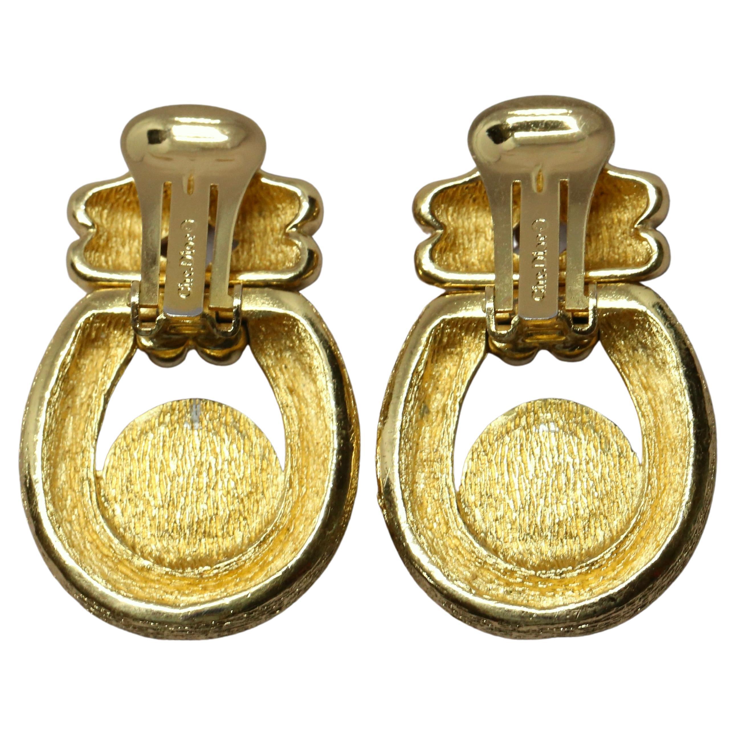 1980er CHRISTIAN DIOR strukturierte vergoldete Ohrringe mit schwarzen Cabochons im Angebot 1