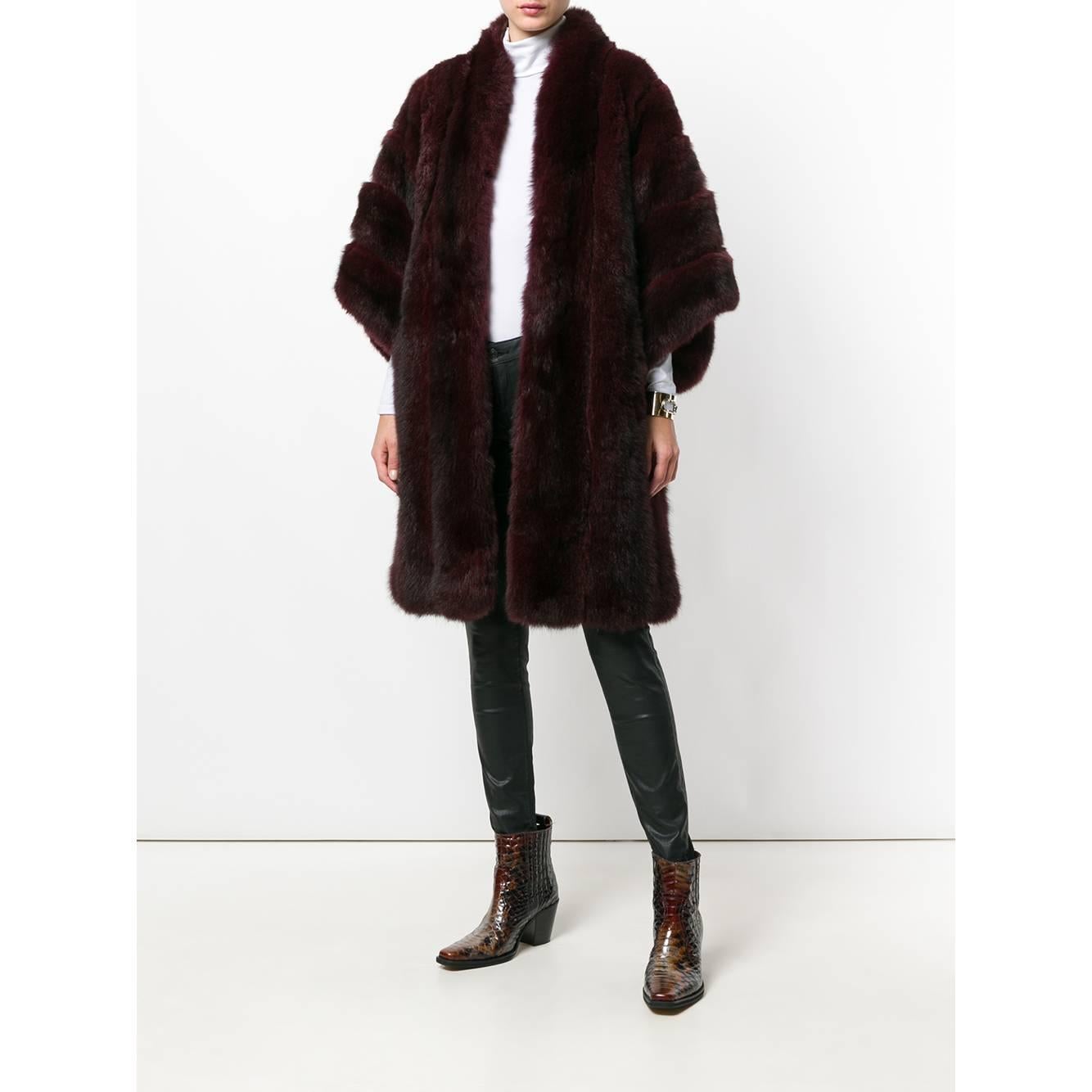 Christian Dior burgundy pine marten fur coat. Model with V-neck, front closure with hook and wide sleeves.

Size: 44 IT

Flat Measurements
Height: 95 cm
Bust: 53 cm
Shoulders: 40 cm
Sleeves: 40 cm

Product code: A5796

Notes: Please note this item