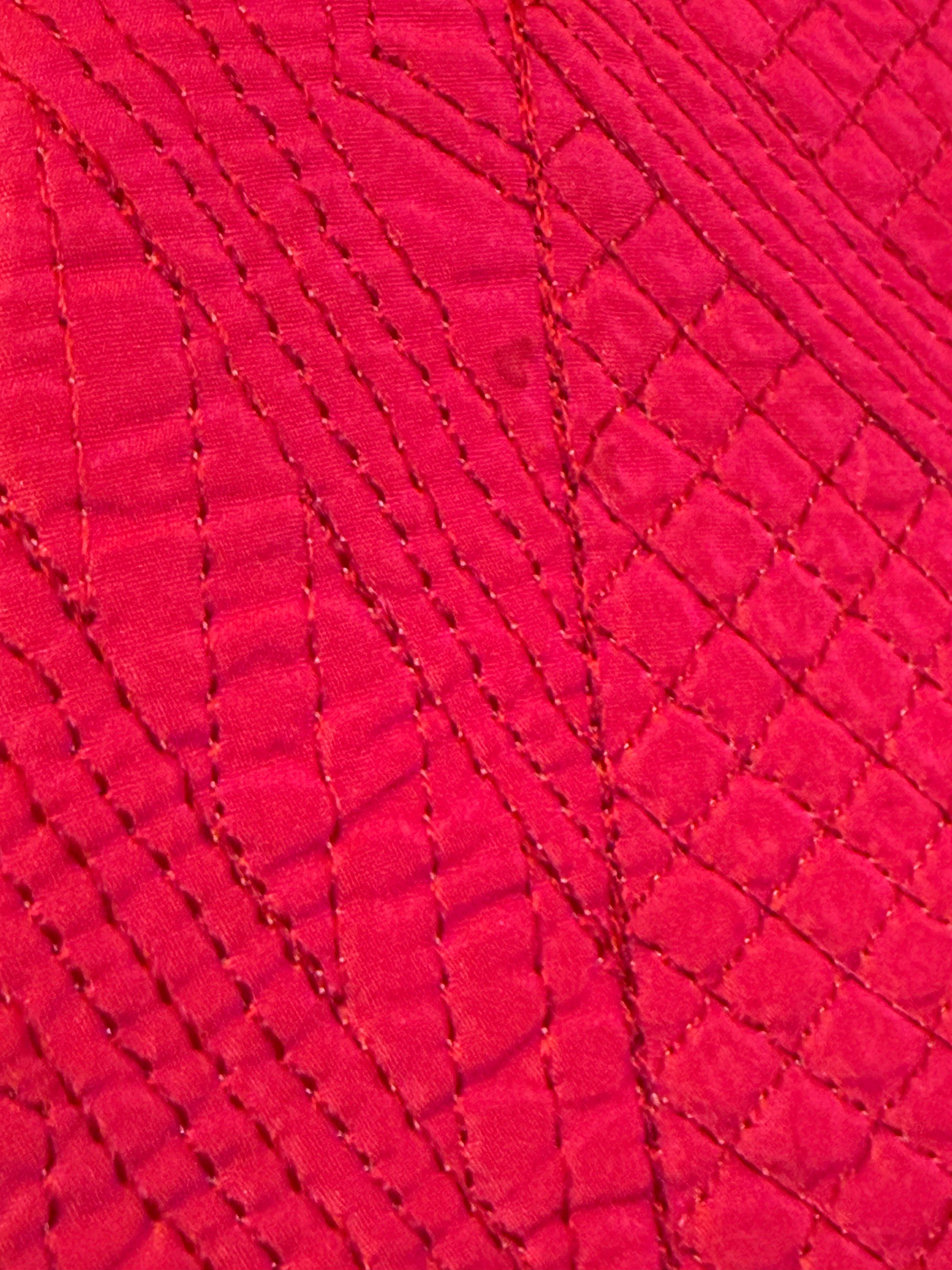 Años 80 Christian Lacroix Abrigo de noche de seda rosa chillón con ribete de chenilla y encaje en venta 5