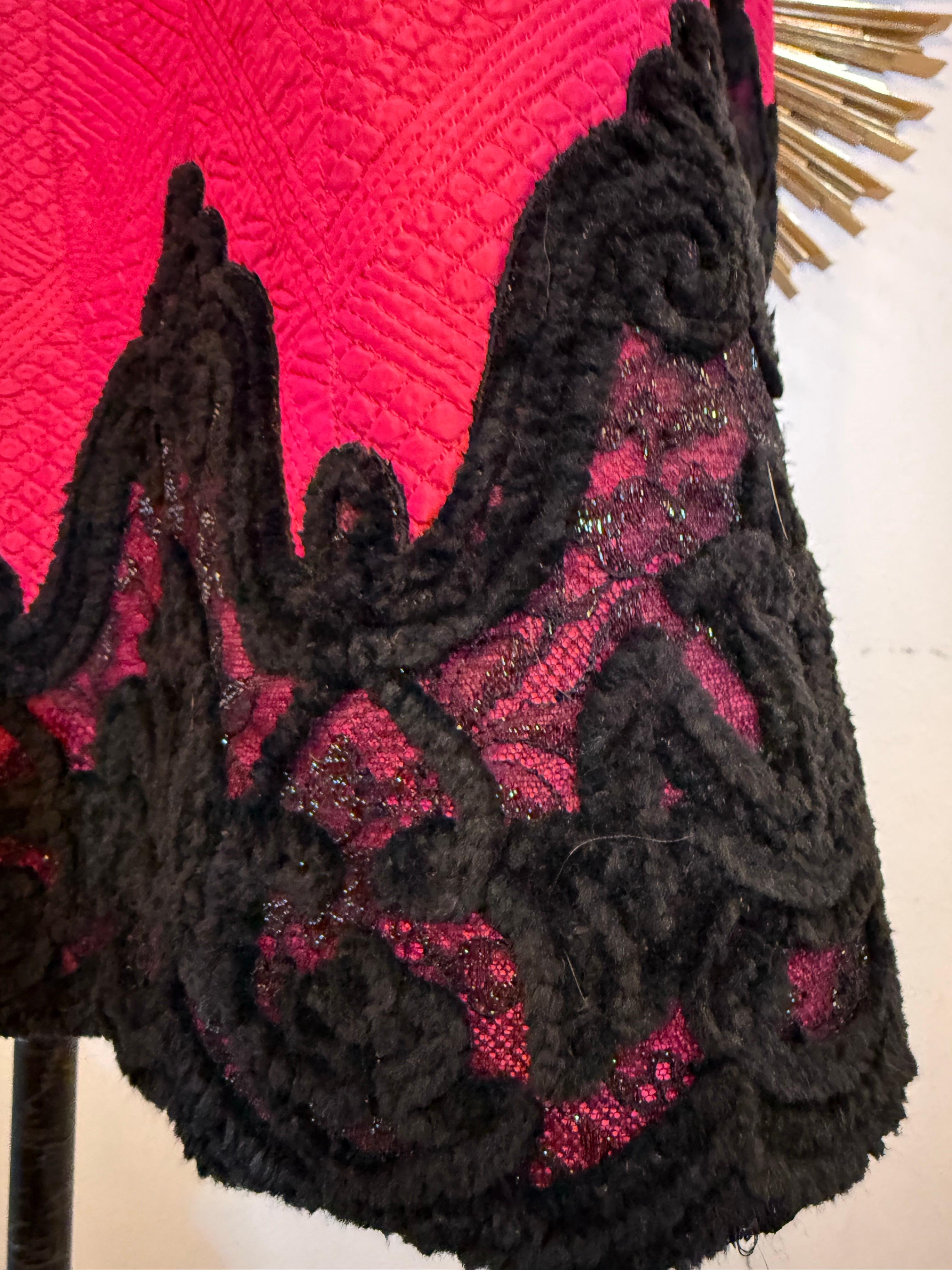 Años 80 Christian Lacroix Abrigo de noche de seda rosa chillón con ribete de chenilla y encaje en venta 6