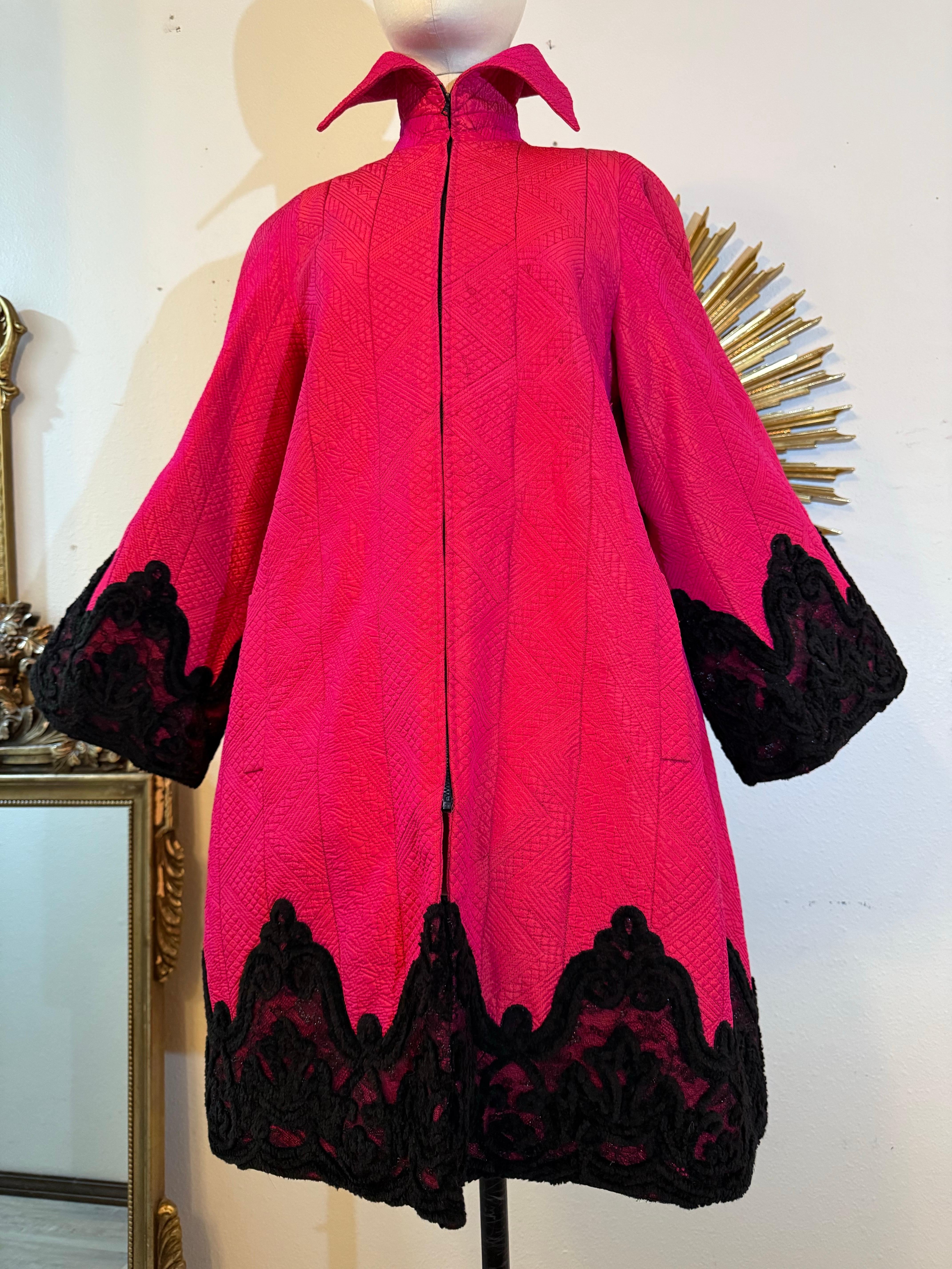 Años 80 Christian Lacroix Abrigo de noche de seda rosa chillón con ribete de chenilla y encaje en venta 7