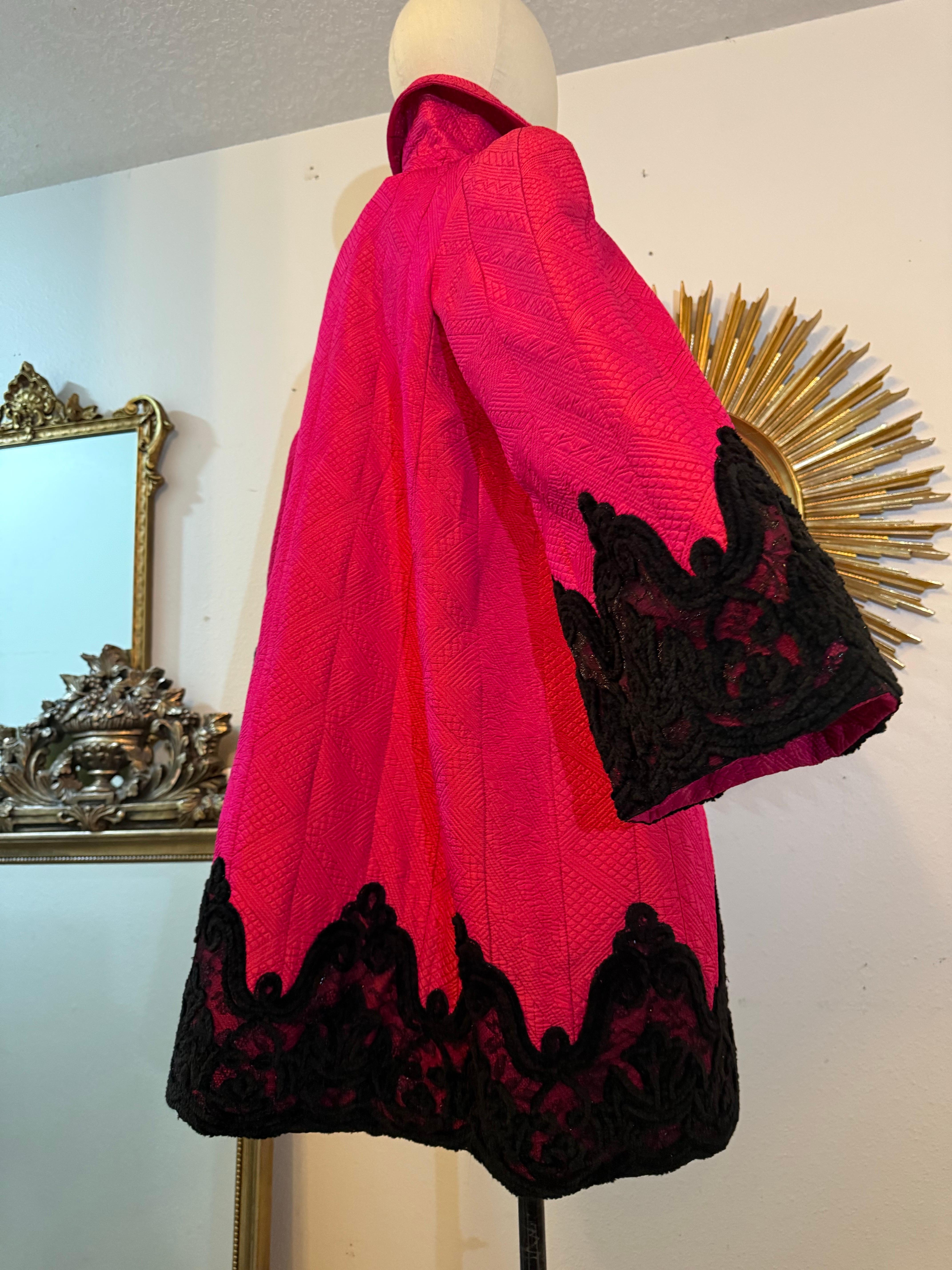 Años 80 Christian Lacroix Abrigo de noche de seda rosa chillón con ribete de chenilla y encaje en venta 8