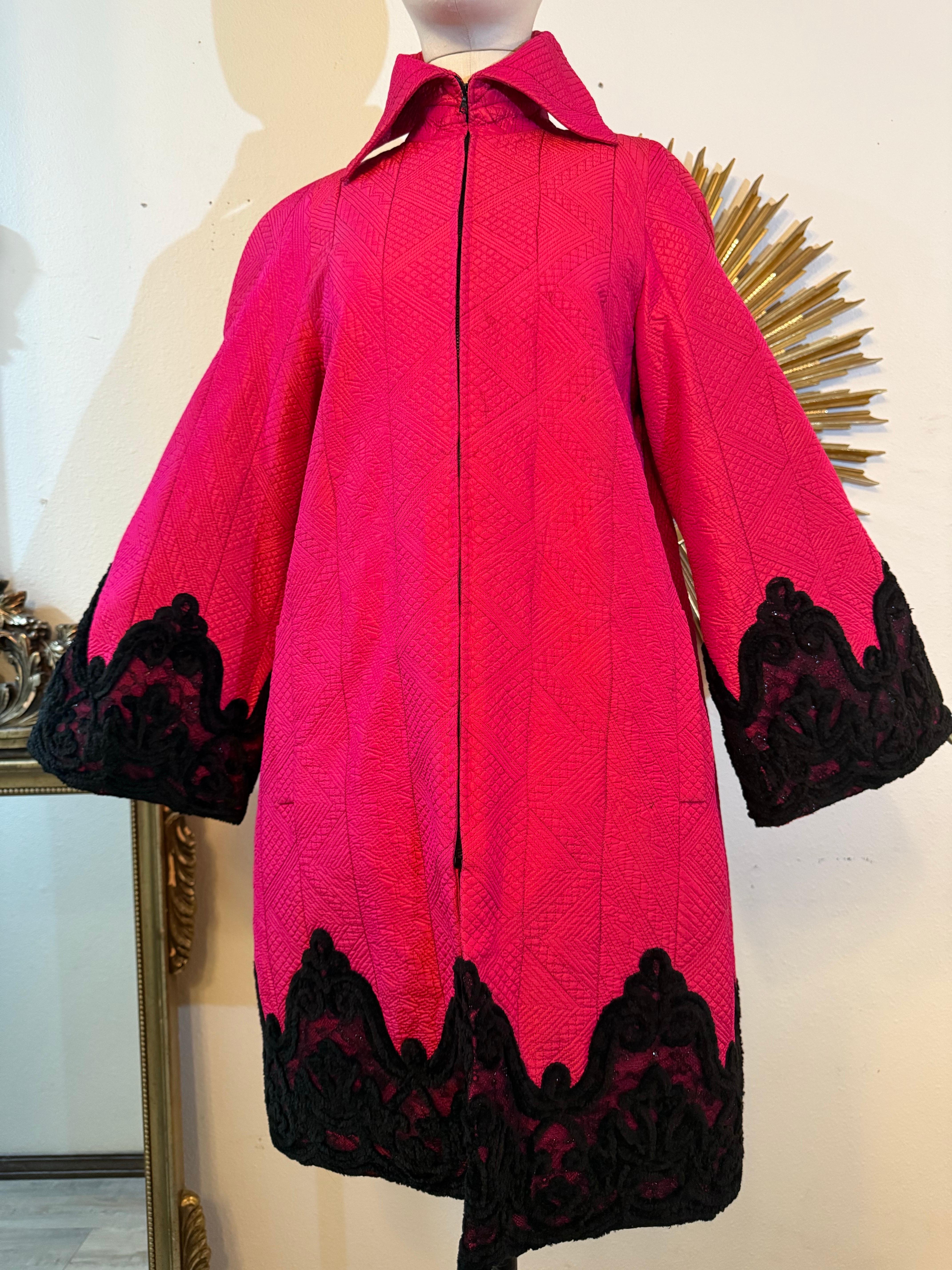 Años 80 Christian Lacroix Abrigo de noche de seda rosa chillón con ribete de chenilla y encaje en venta 9