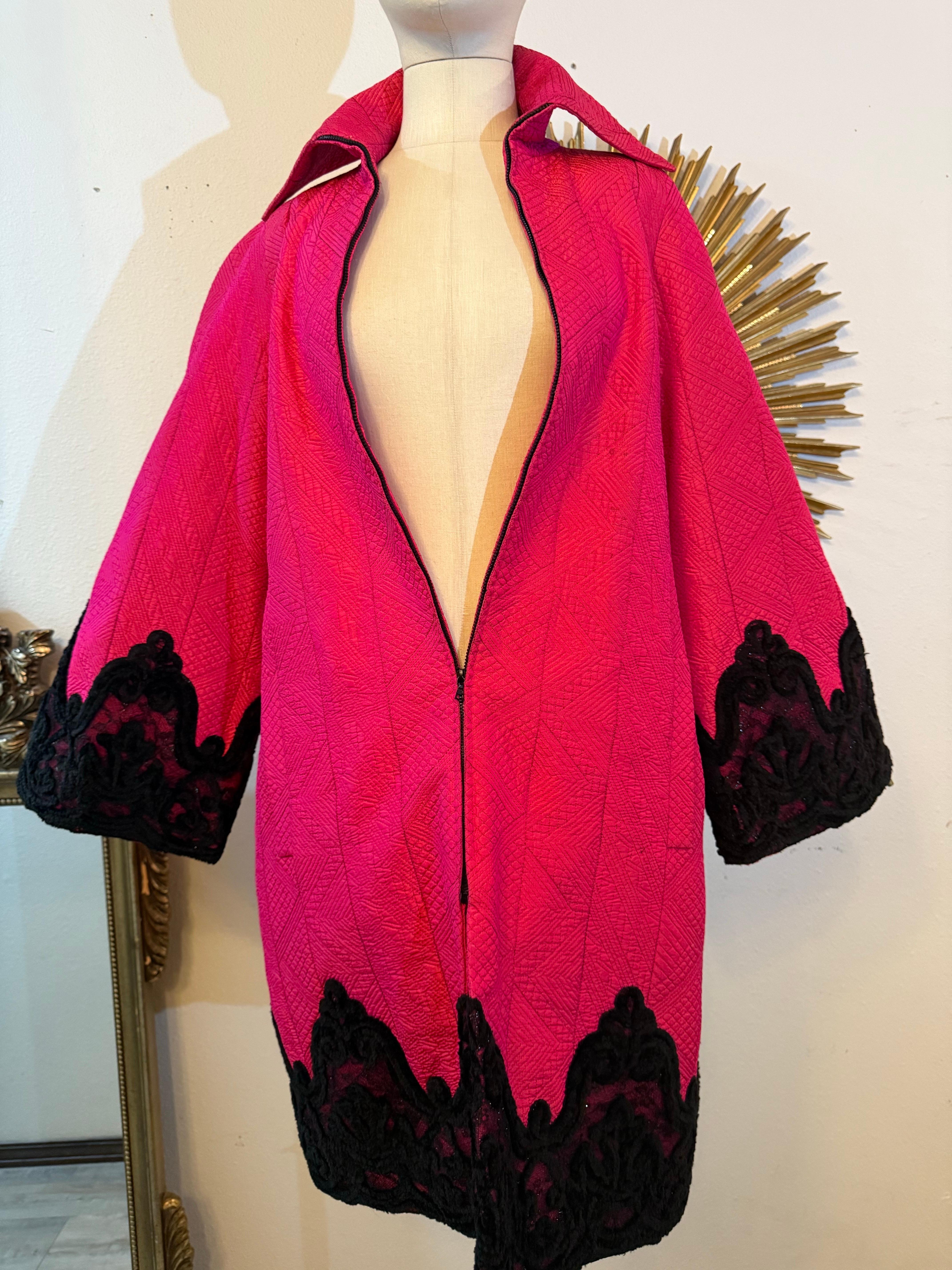 Años 80 Christian Lacroix Abrigo de noche de seda rosa chillón con ribete de chenilla y encaje en venta 10