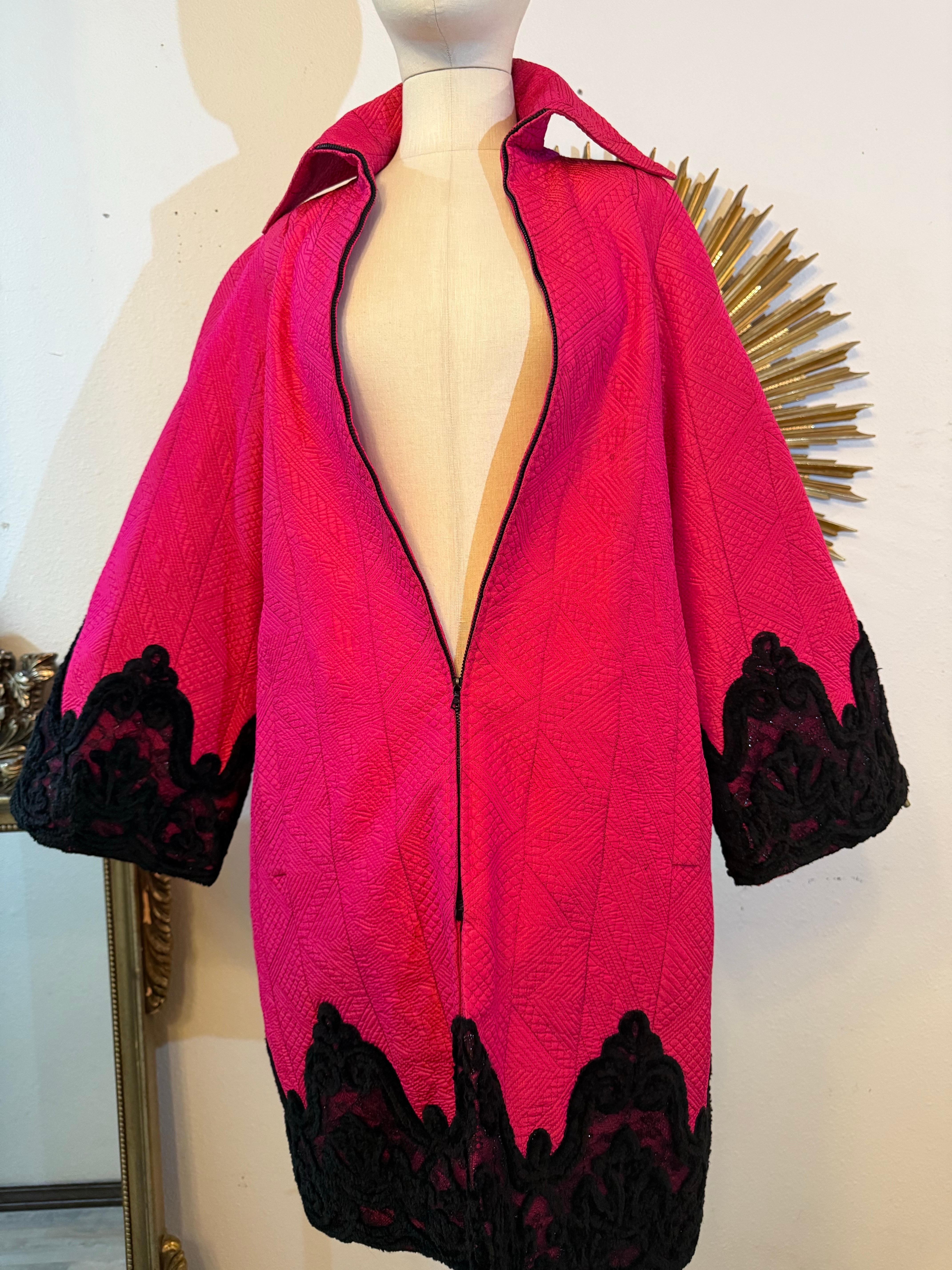 Años 80 Christian Lacroix Abrigo de noche de seda rosa chillón con ribete de chenilla y encaje en venta 11