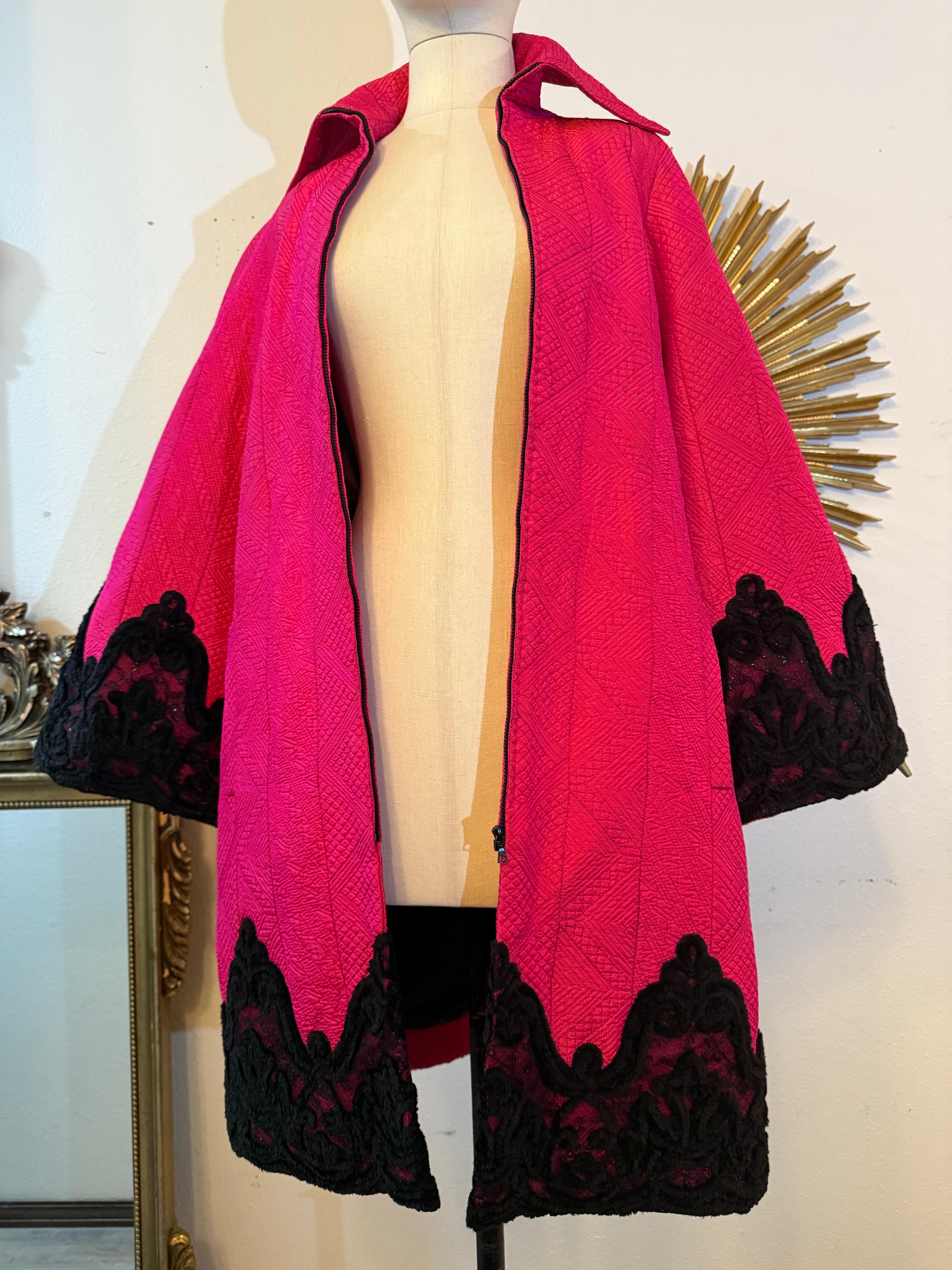 Años 80 Christian Lacroix Abrigo de noche de seda rosa chillón con ribete de chenilla y encaje en venta 12
