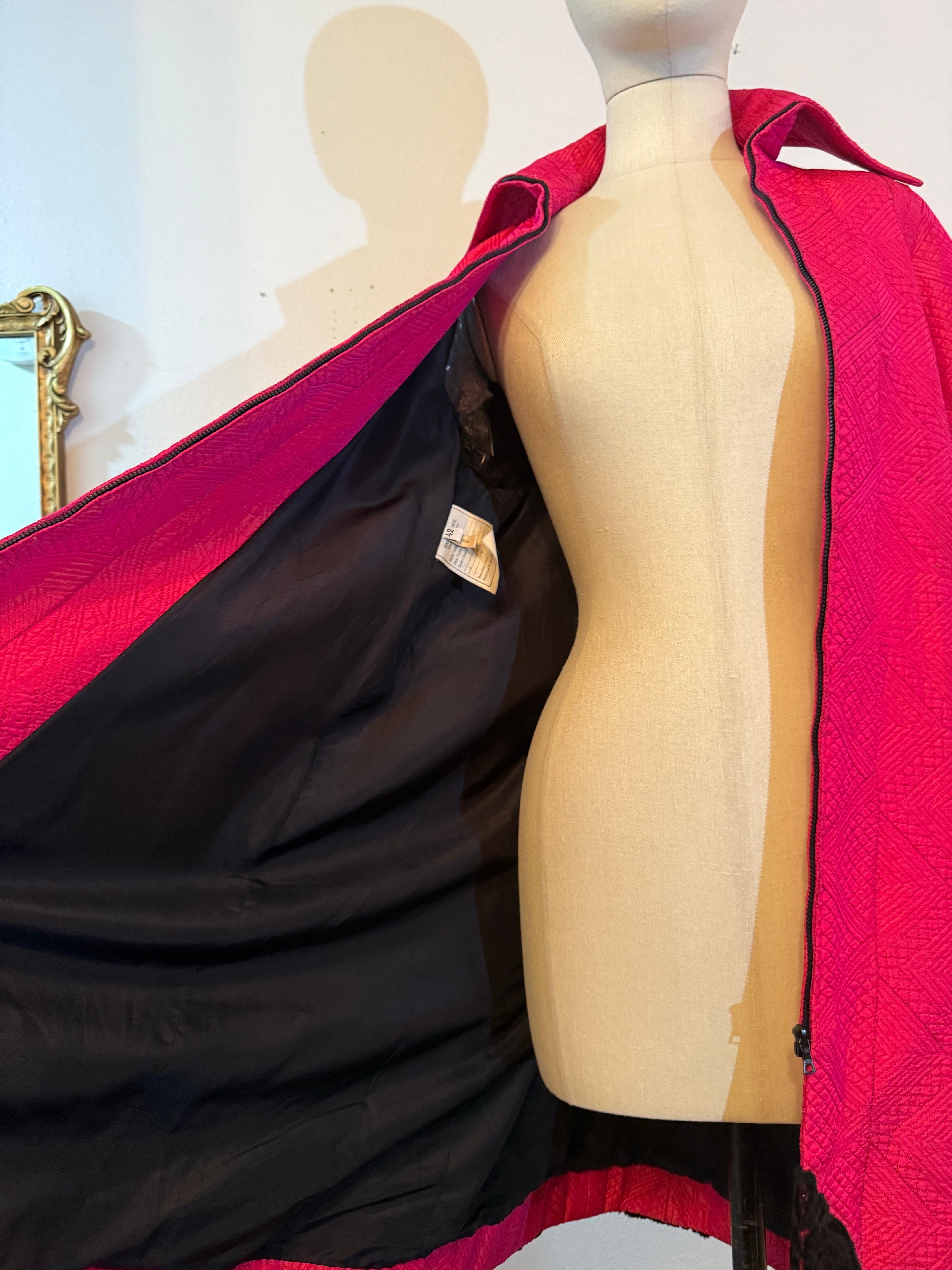 Años 80 Christian Lacroix Abrigo de noche de seda rosa chillón con ribete de chenilla y encaje en venta 13