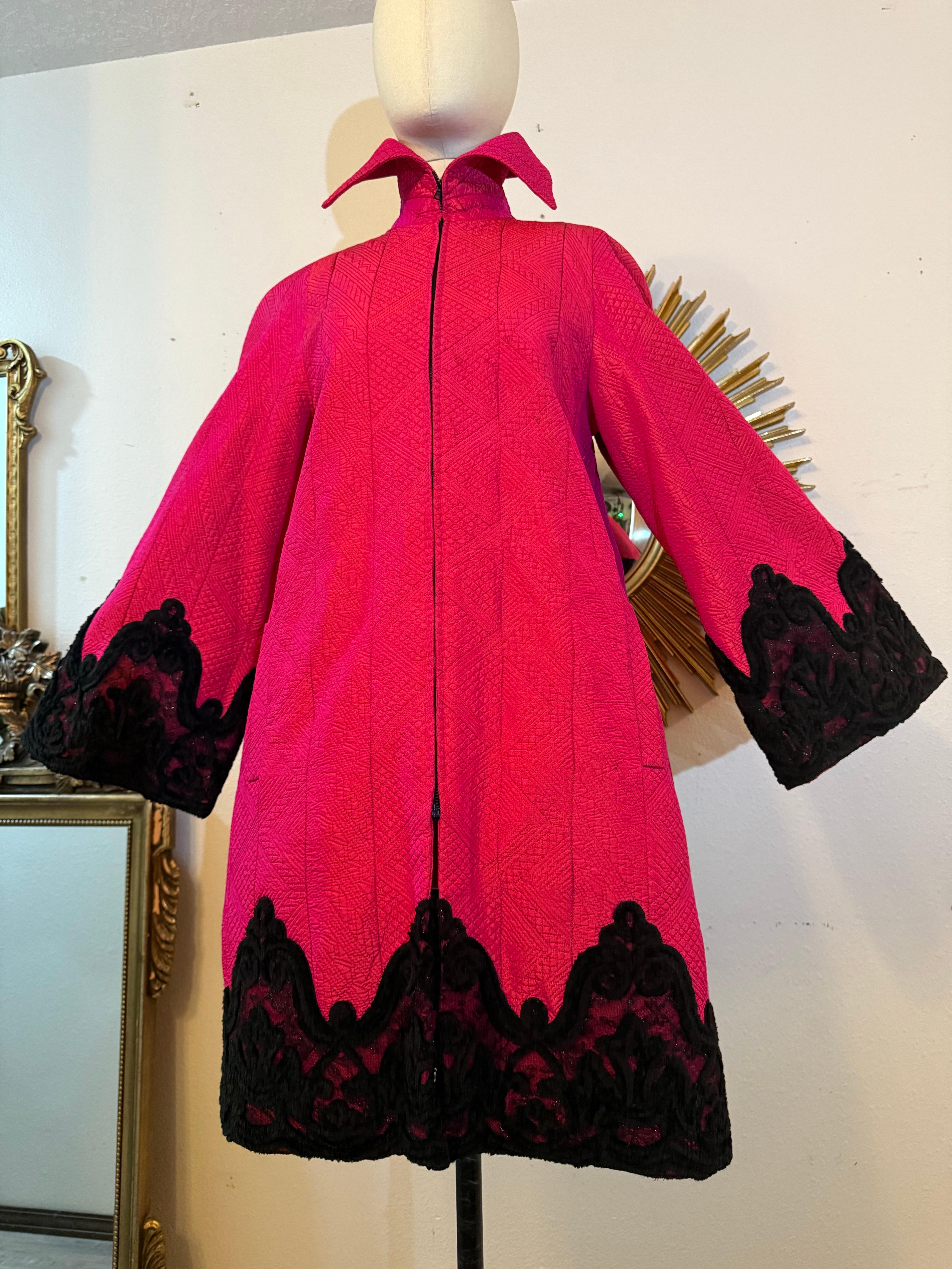 Raro abrigo de noche acolchado de seda rosa chillón de Christian Lacroix de los años 80 con dobladillo y puños de encaje y chenilla:  Un abrigo de alta costura magníficamente confeccionado, de silueta trapezoidal y reforzado con una trenza de crin a