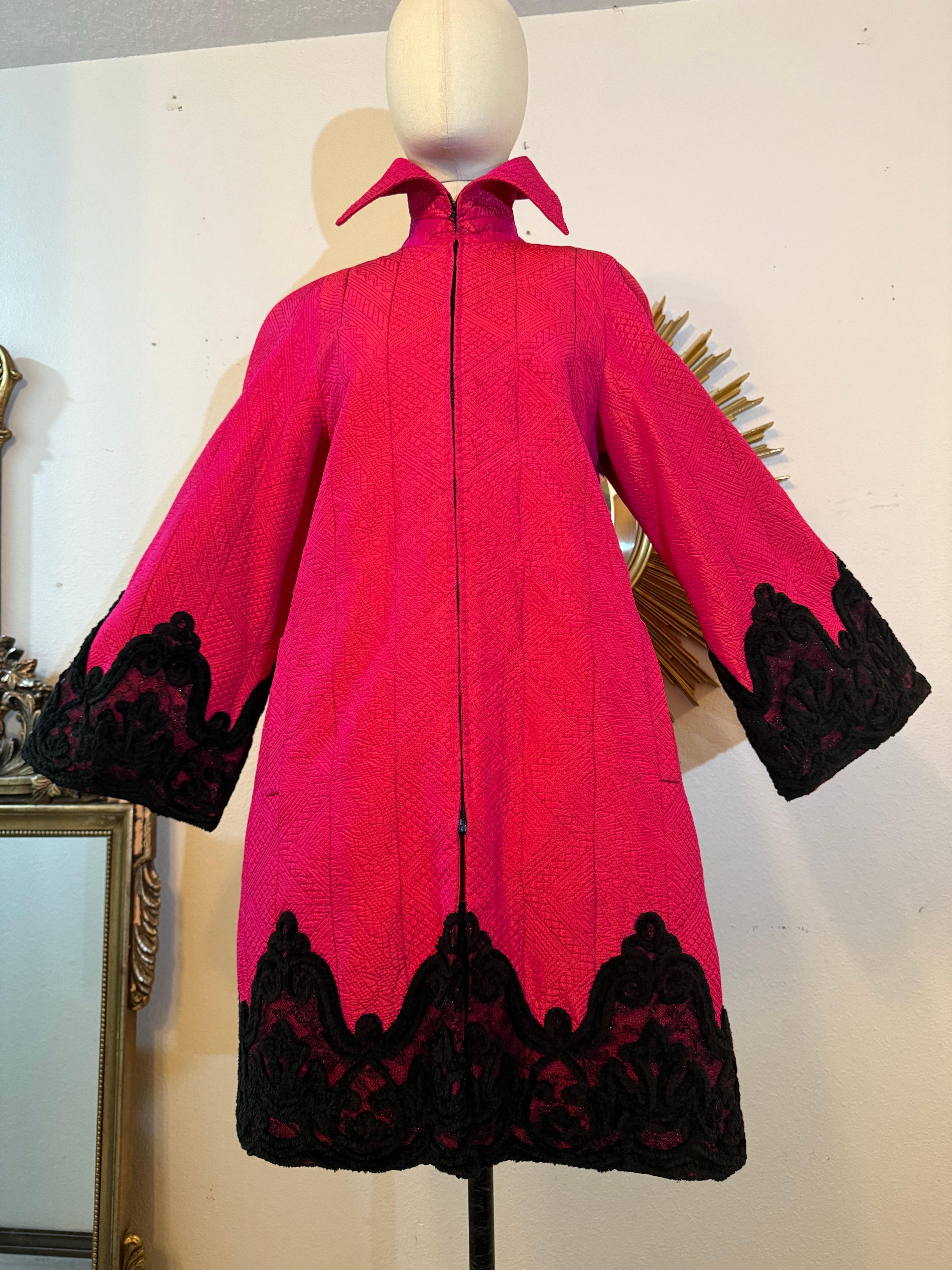 Años 80 Christian Lacroix Abrigo de noche de seda rosa chillón con ribete de chenilla y encaje Rosa en venta