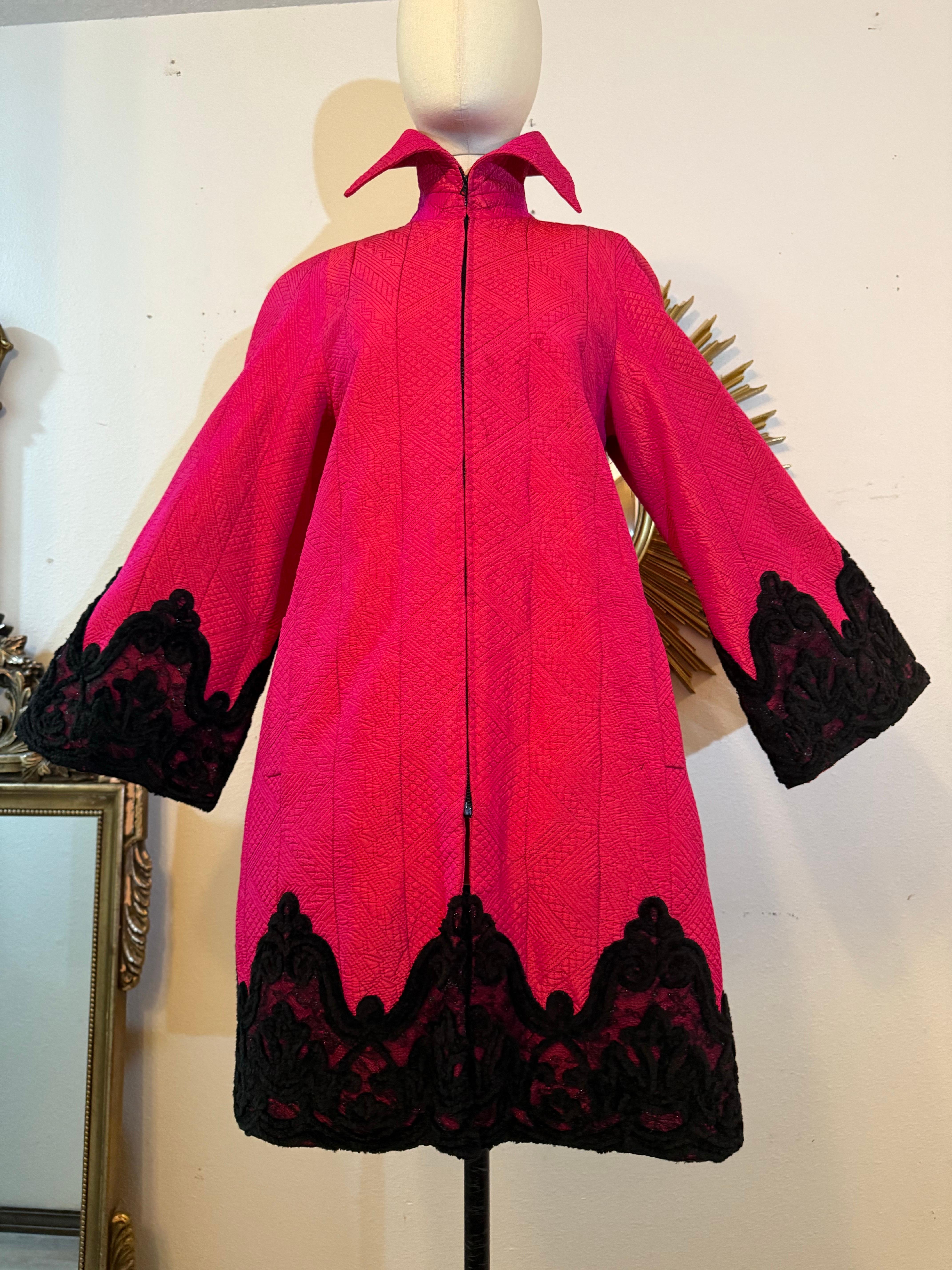 Años 80 Christian Lacroix Abrigo de noche de seda rosa chillón con ribete de chenilla y encaje en Excelente estado para la venta en Gresham, OR