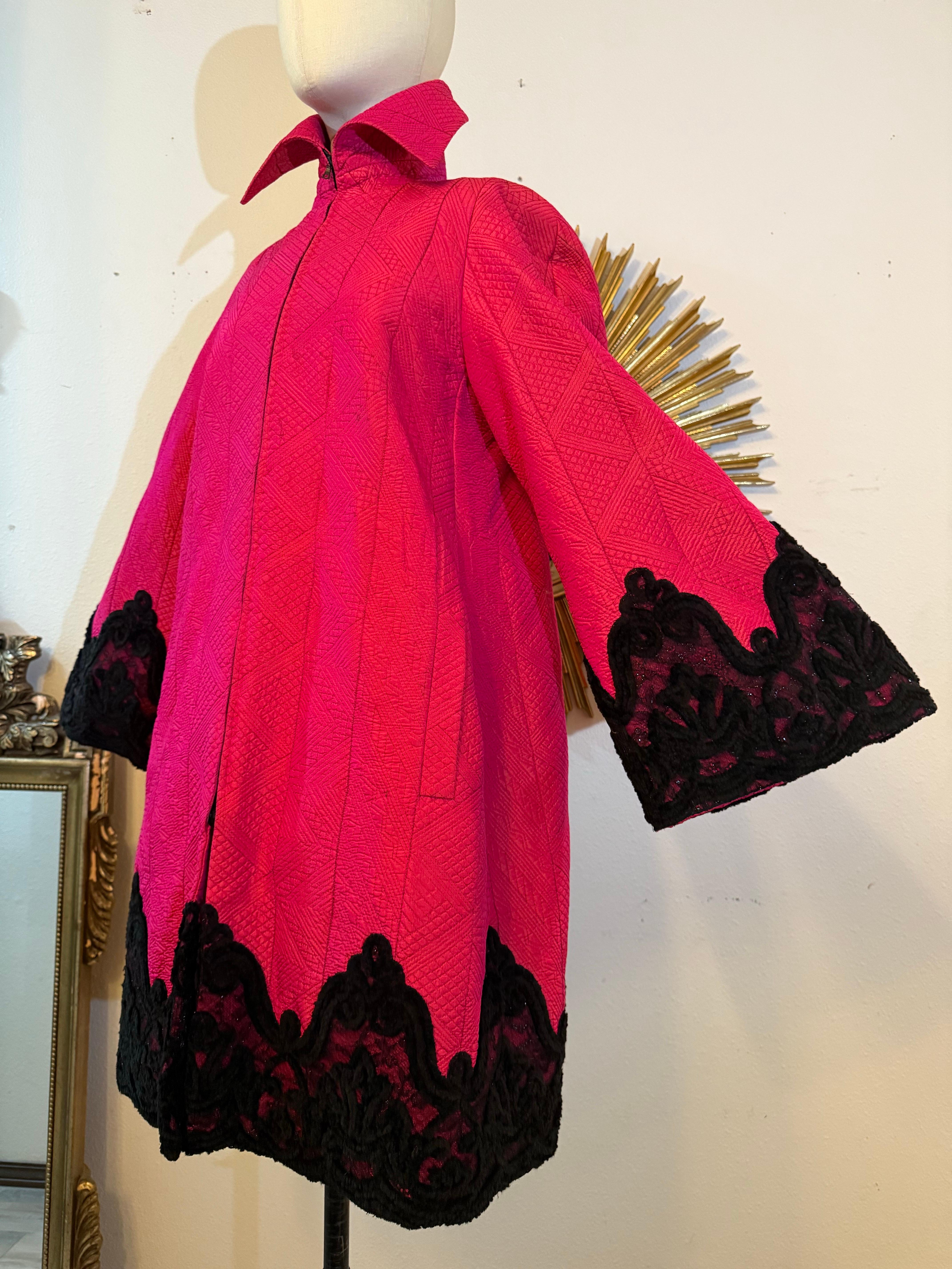 De las mujeres Años 80 Christian Lacroix Abrigo de noche de seda rosa chillón con ribete de chenilla y encaje en venta