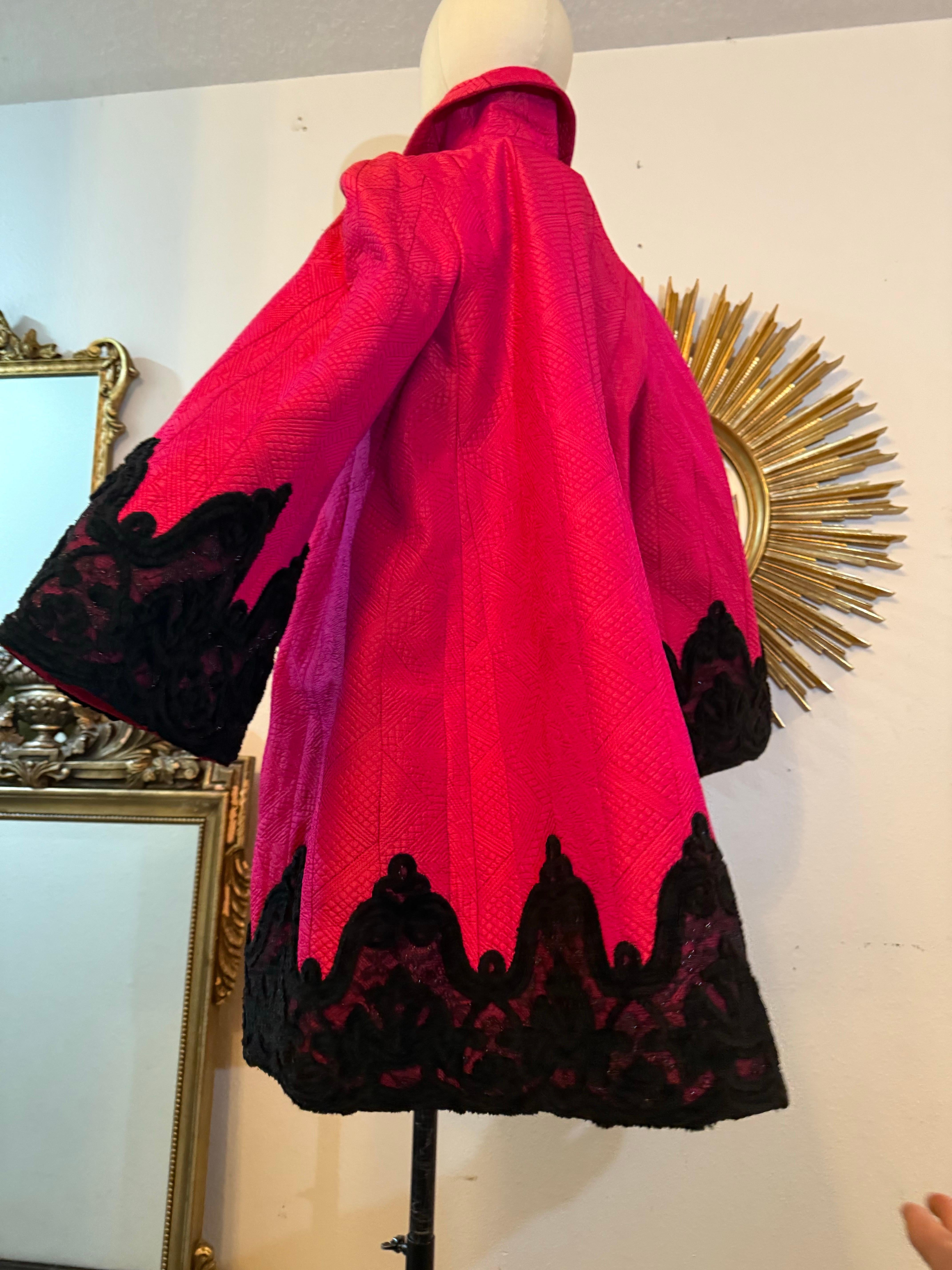 Años 80 Christian Lacroix Abrigo de noche de seda rosa chillón con ribete de chenilla y encaje en venta 1