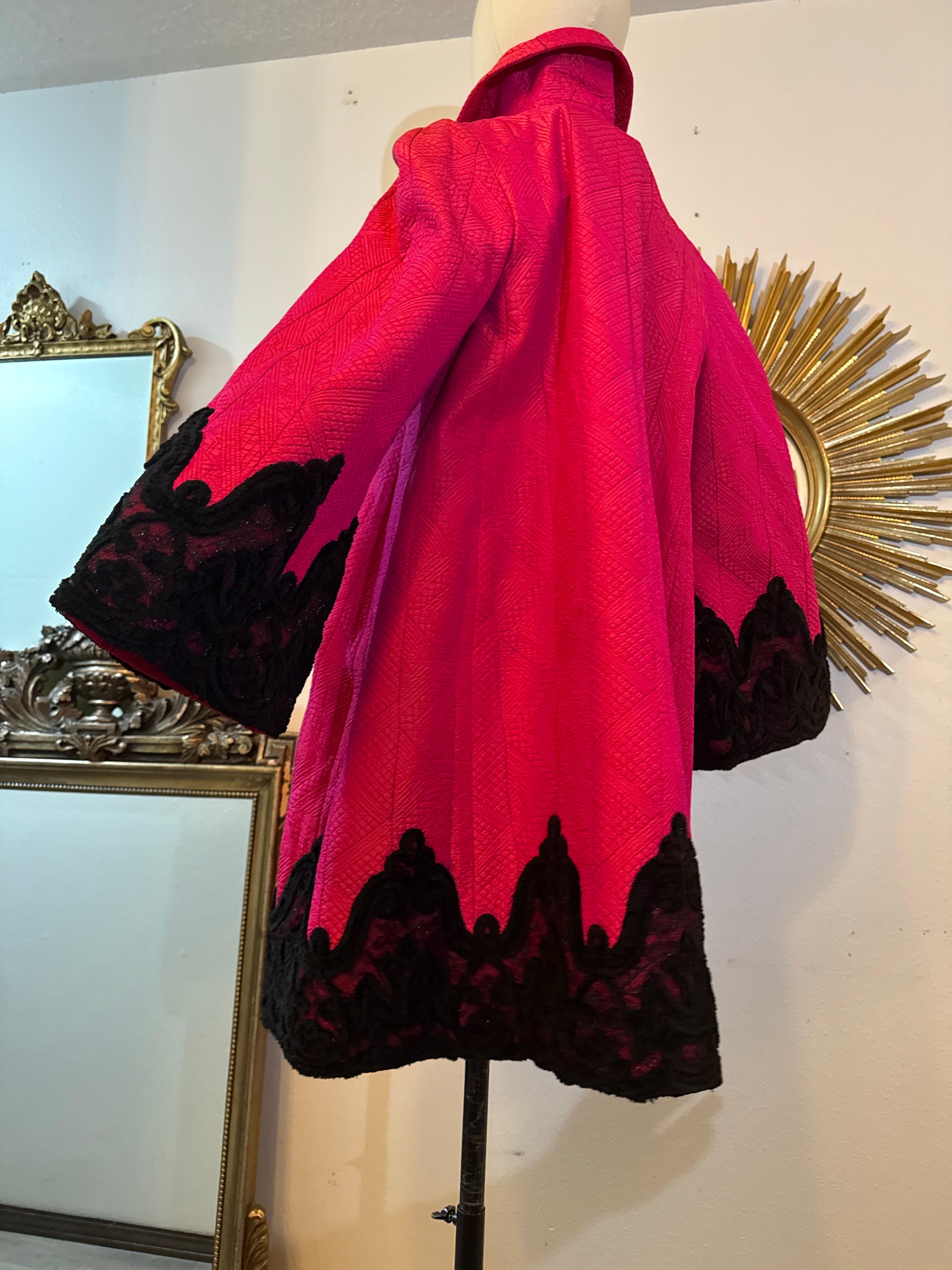 Años 80 Christian Lacroix Abrigo de noche de seda rosa chillón con ribete de chenilla y encaje en venta 2