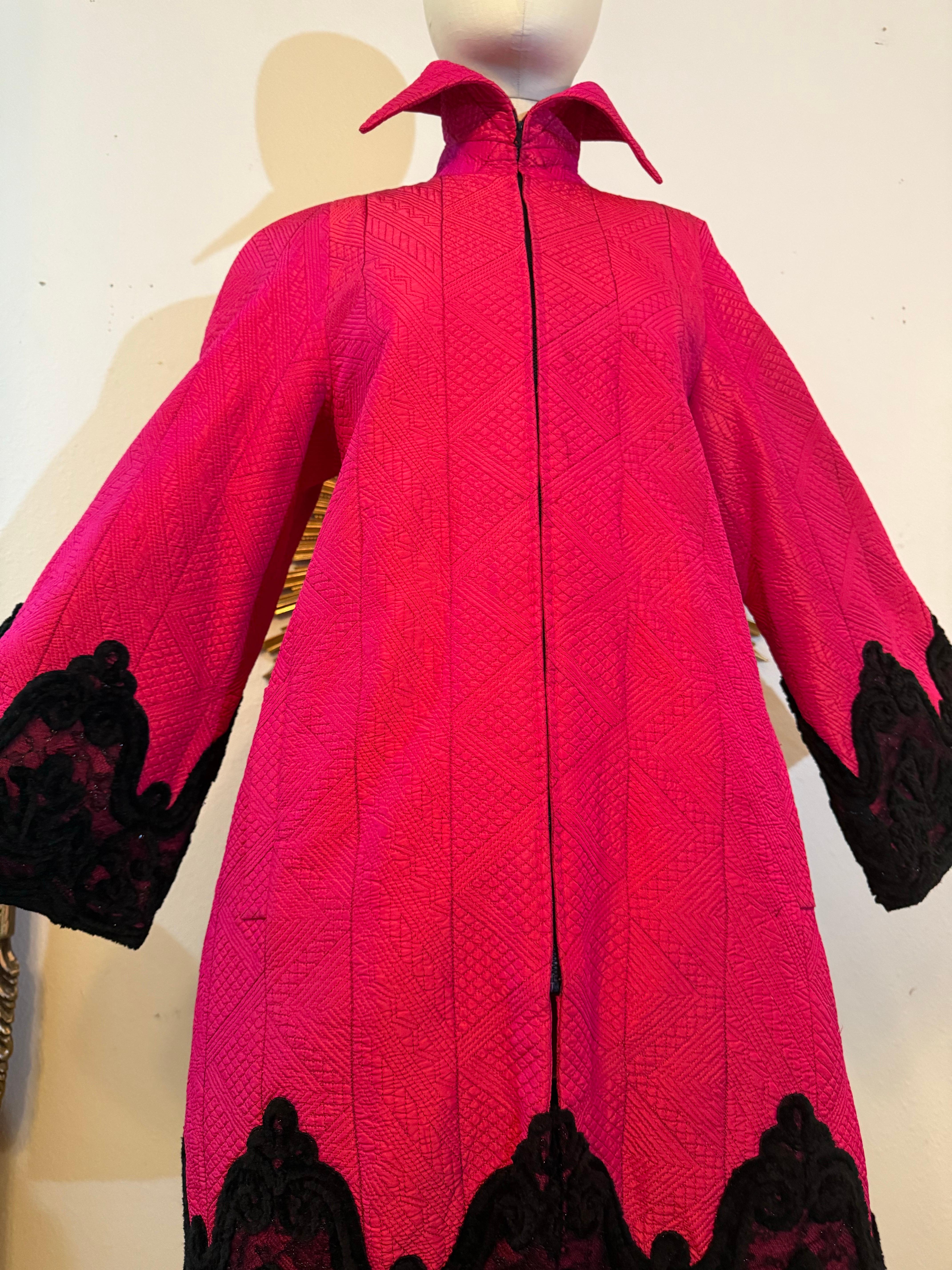 Años 80 Christian Lacroix Abrigo de noche de seda rosa chillón con ribete de chenilla y encaje en venta 3