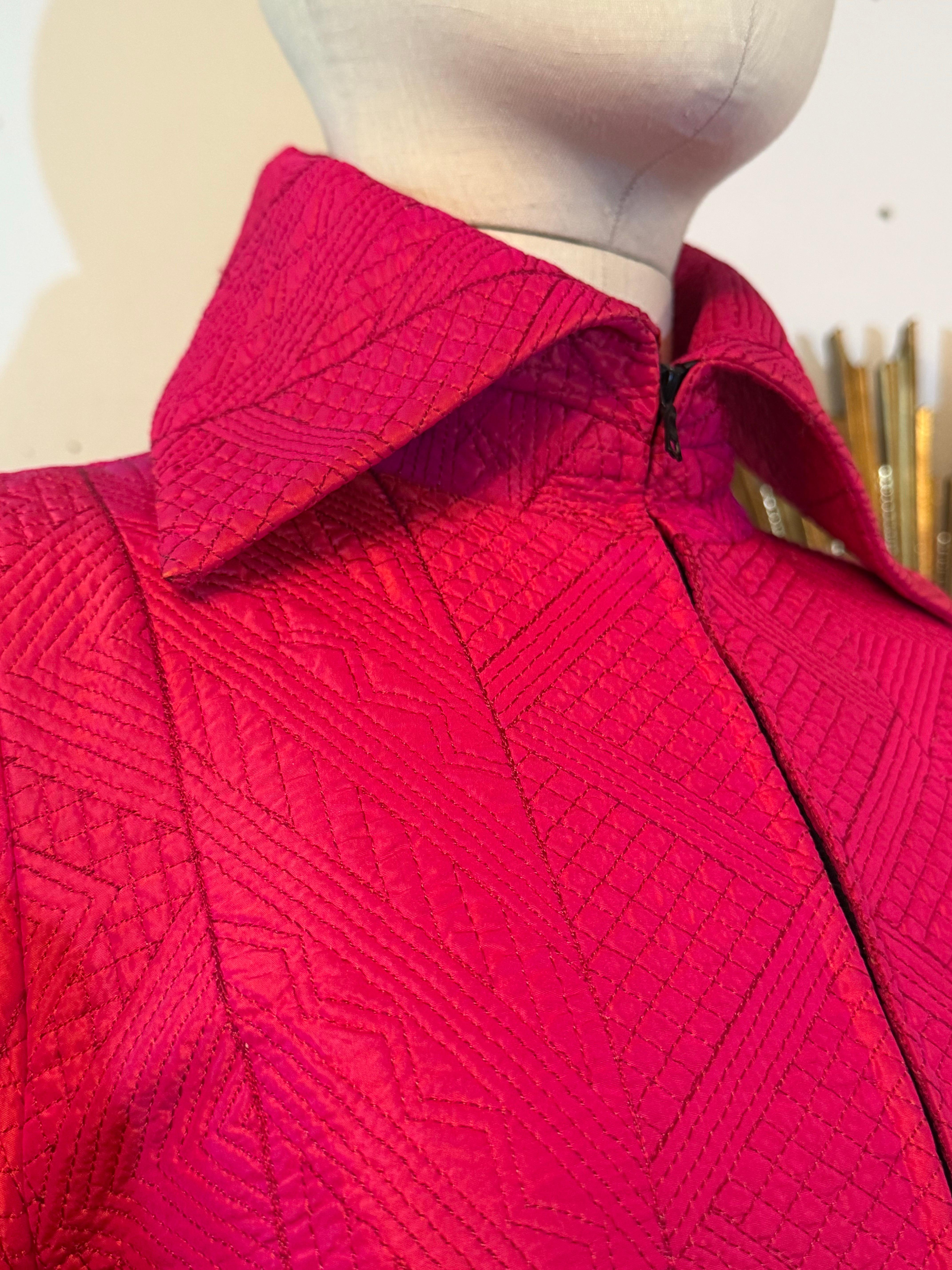 Años 80 Christian Lacroix Abrigo de noche de seda rosa chillón con ribete de chenilla y encaje en venta 4