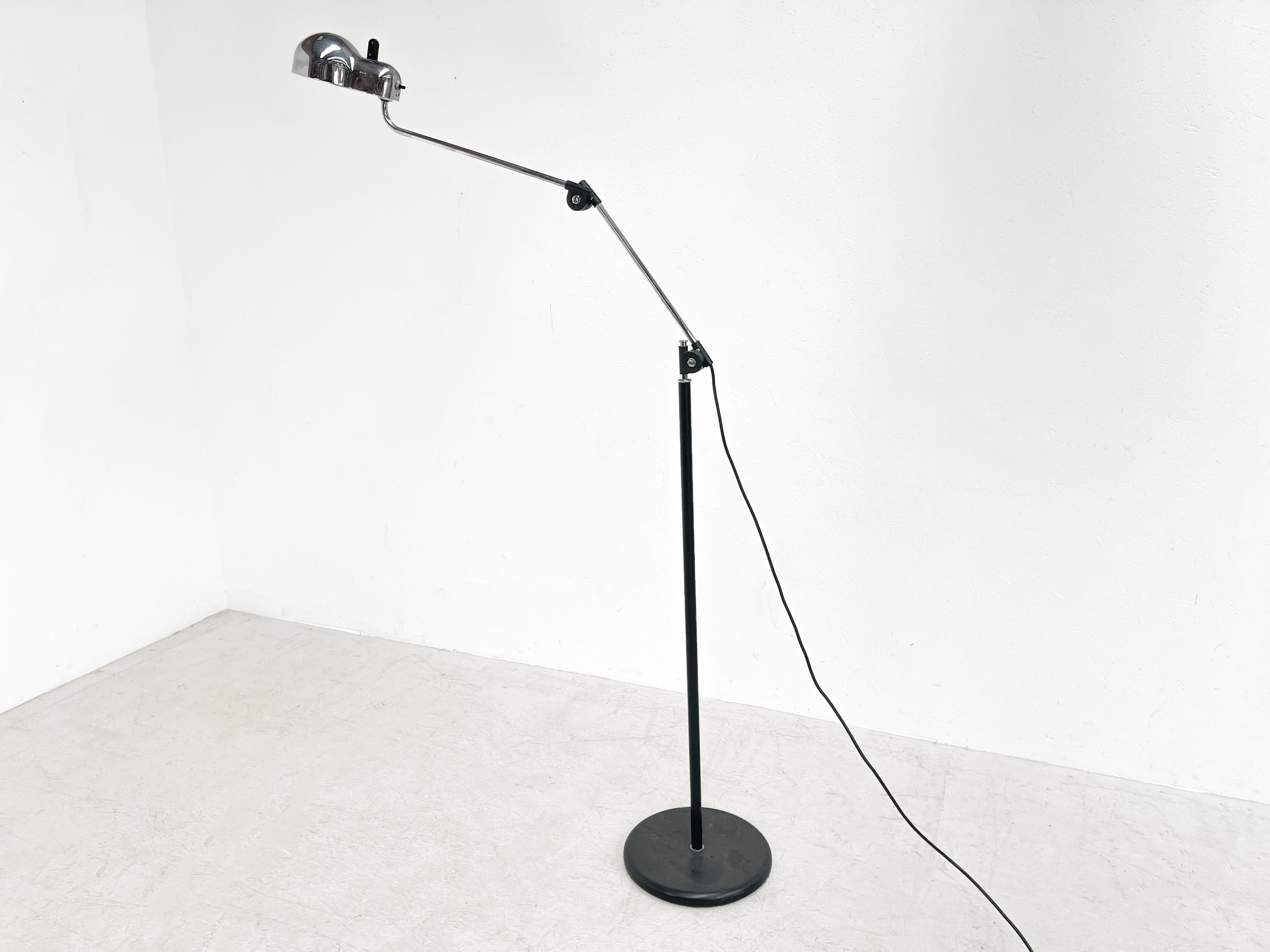 Very playfum and versatile Italian floor lamp by 1 of Italy's most famous designers. Joe Colombo designed this lamp in the 70's for 1 of Italy's best known lamp manufacturer, Stilnovo.

This lamp is from the 80s. You can place the lamp in