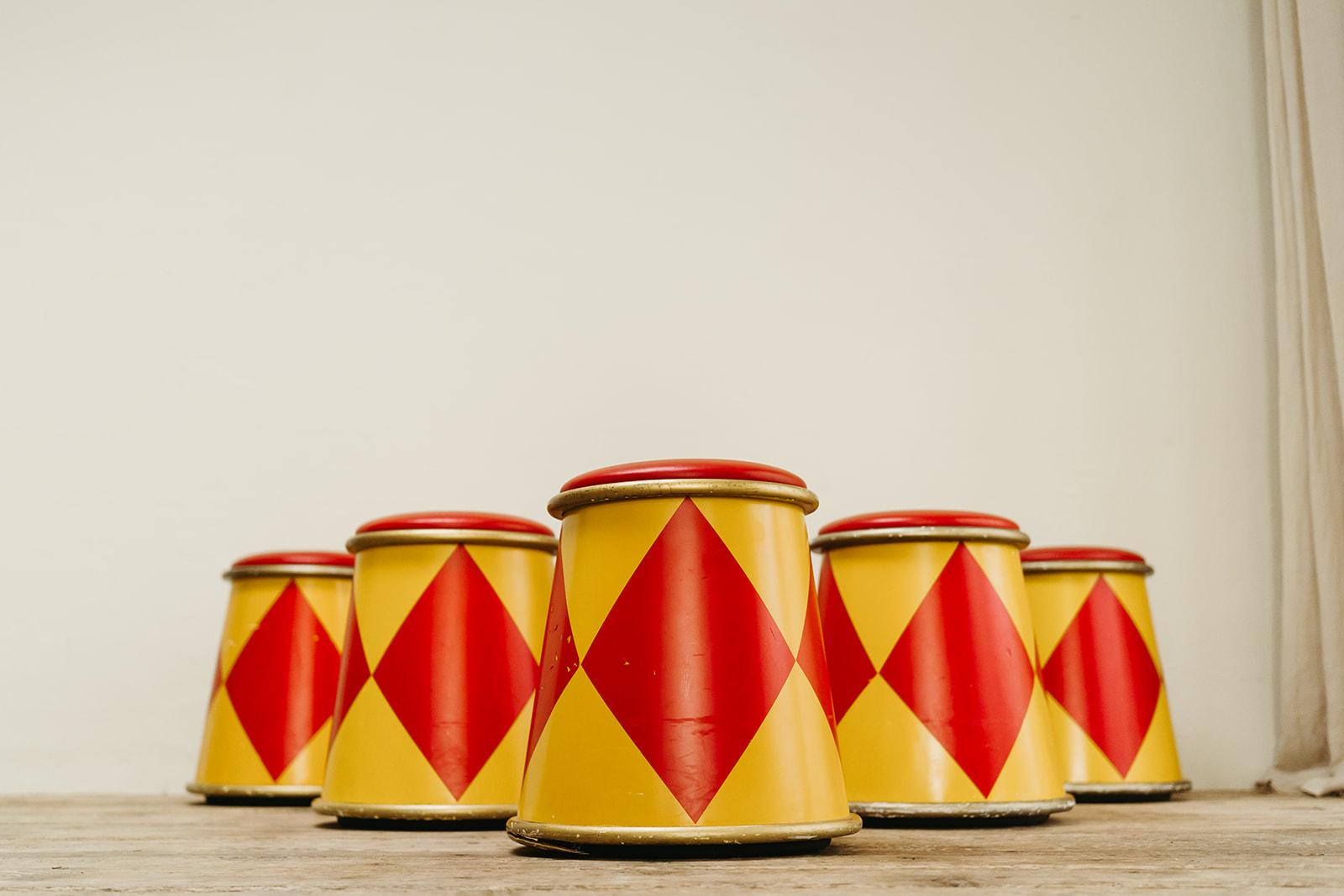 objets amusants, ce lot de 6 tabourets de cirque provenant de l'hôtel Eurodisney à Paris, France,
fabriqué dans les années 1980 ... robuste, excentrique, utilisable partout ... 