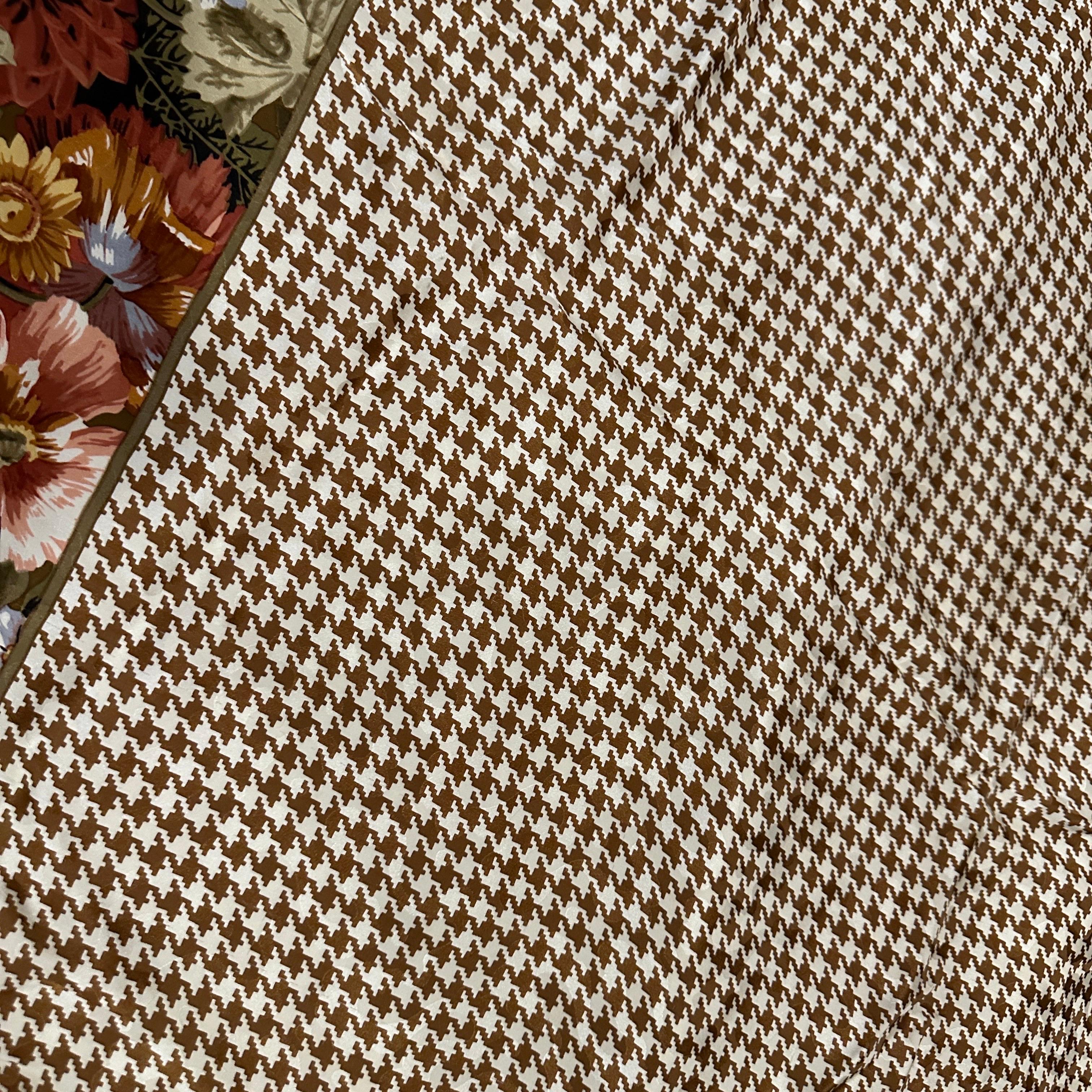 Sciarpa quadrata in seta italiana con disegno floreale e pied-de-poule degli anni '80 di Valentino in vendita 6