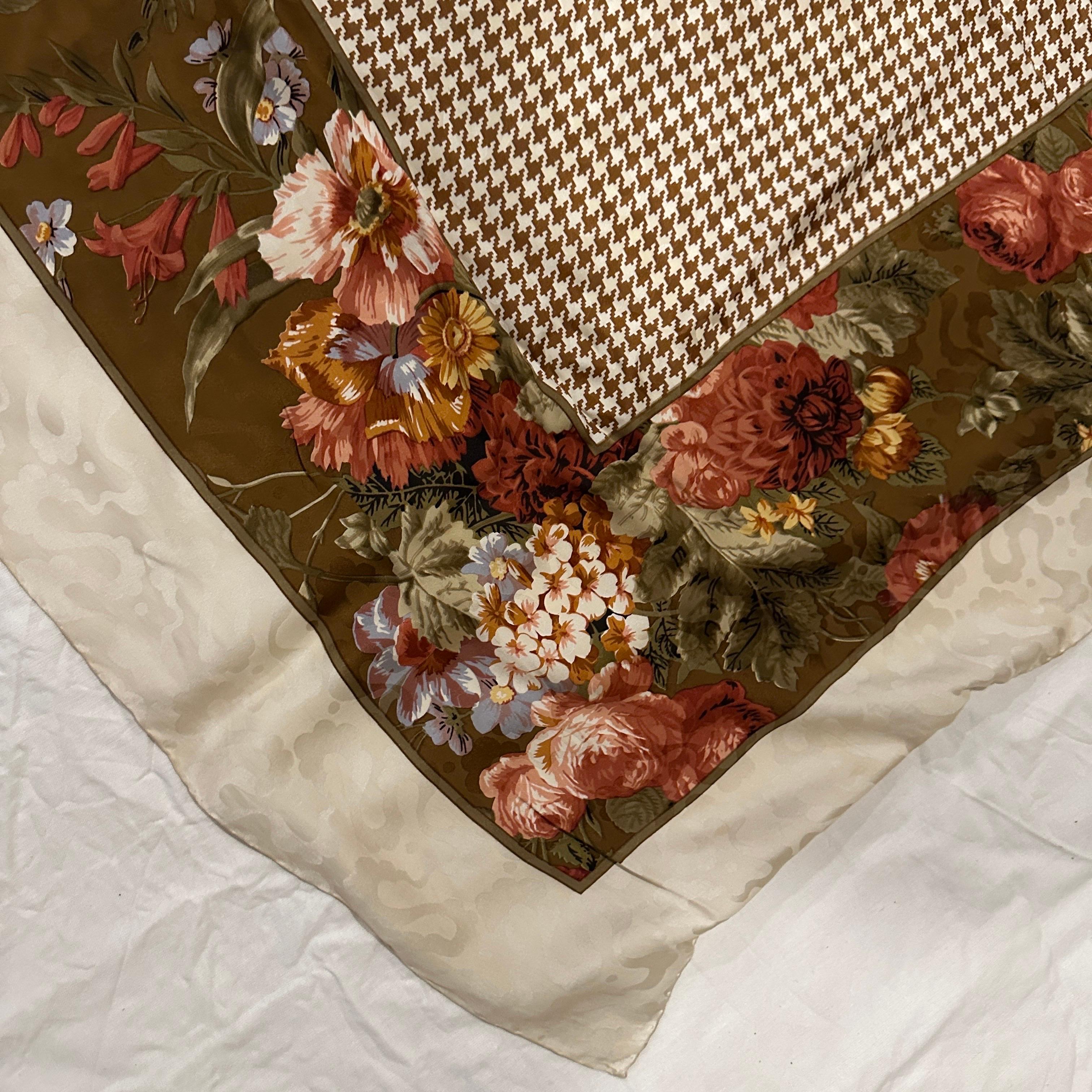 Eleganza degli anni '80, Valentino è un classico foulard quadrato in seta italiana - Design floreale e pied de poule
Avvolgiti in un lussuoso design italiano con questa squisita sciarpa vintage in seta di Valentino, un vero e proprio classico degli