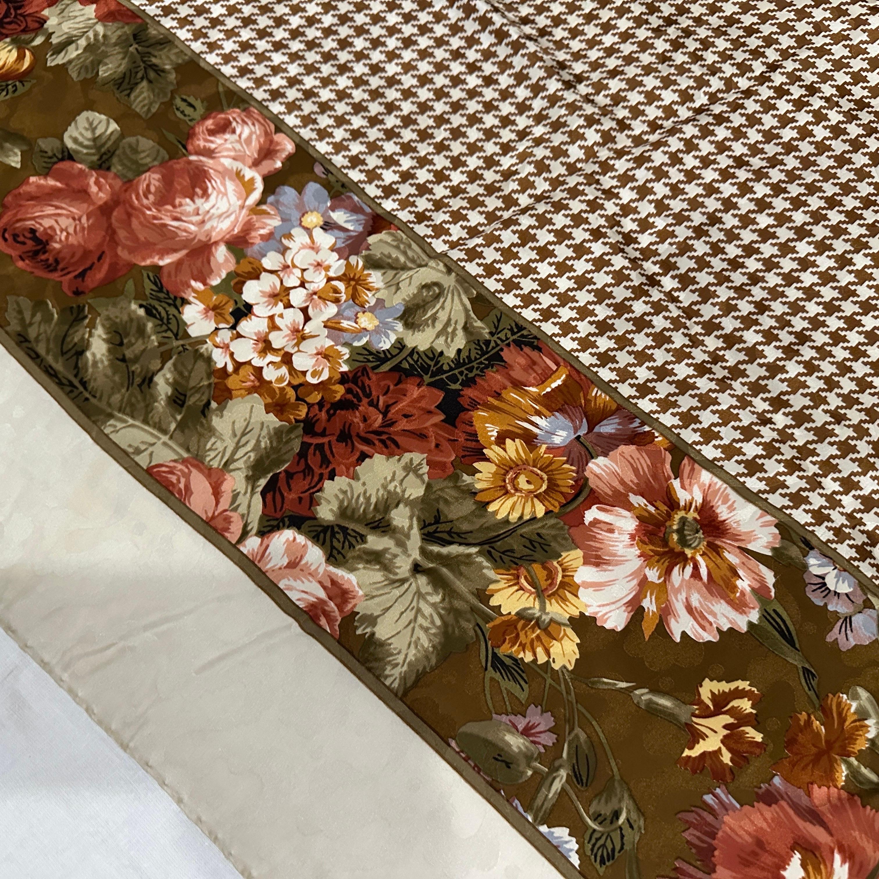 Sciarpa quadrata in seta italiana con disegno floreale e pied-de-poule degli anni '80 di Valentino in vendita 4