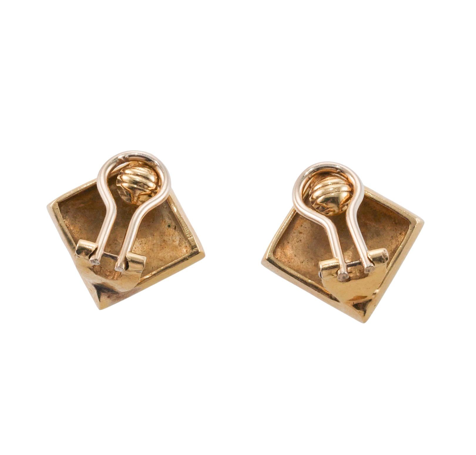 1980s Classic Gold Earrings In Excellent Condition For Sale In New York, NY