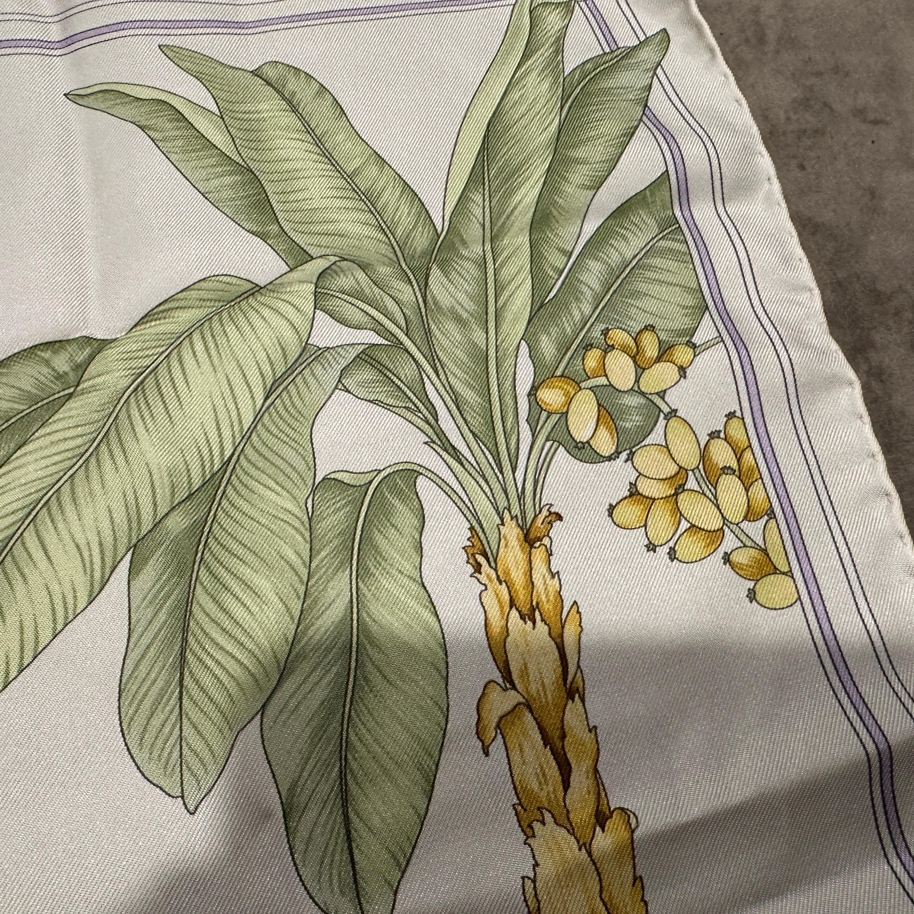 Beige Sciarpa di seta classica degli anni '80 ispirata a Nature di Salvatore Ferragamo in vendita