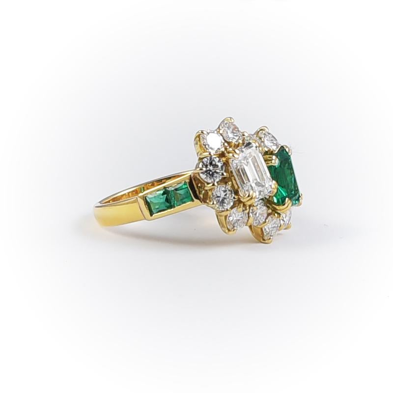 Retro 1980s Classic Vintage Emeralds and Diamonds 18 Karat Gold Ring For Sale